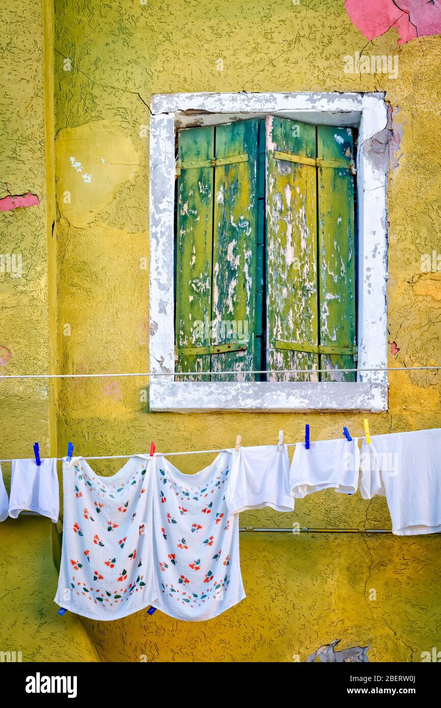 Finestra colorata, isola di Burano, Venezia, italia Foto Stock