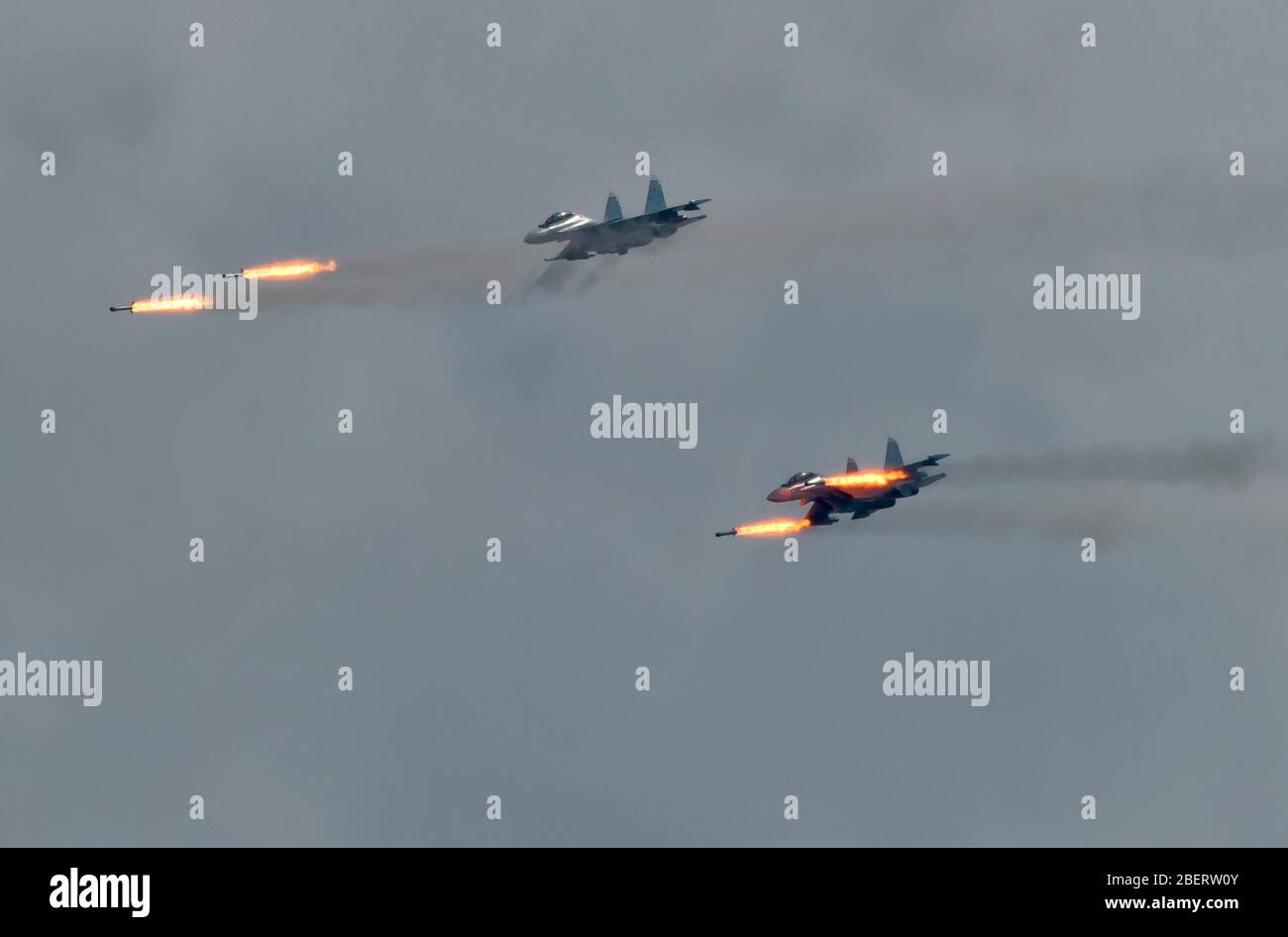 Aerei russi su-30 che sparano razzi. Foto Stock