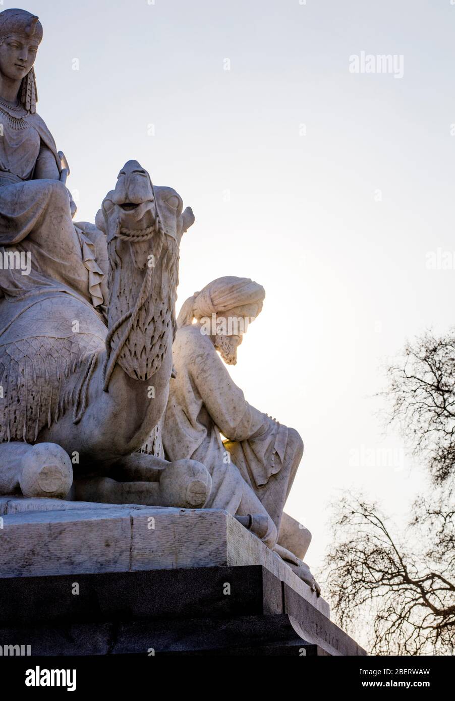 Africa statua sul Albert Memorial, scolpito William Theed, Kensington, Londra; un monumento eretto in memoria del Principe Albert Foto Stock