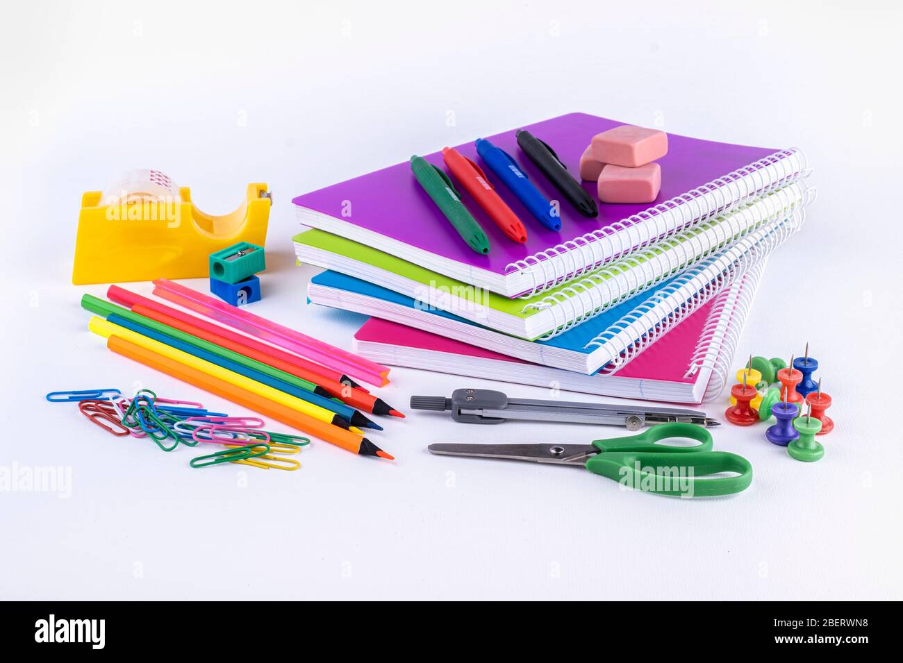 Scuola e forniture per ufficio su sfondo bianco Foto Stock
