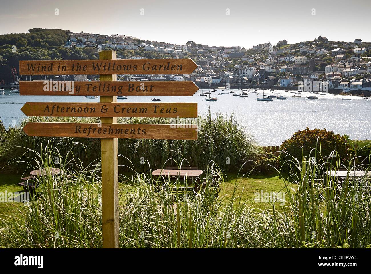 Indicazioni in un parco pubblico a Fowey. Foto Stock