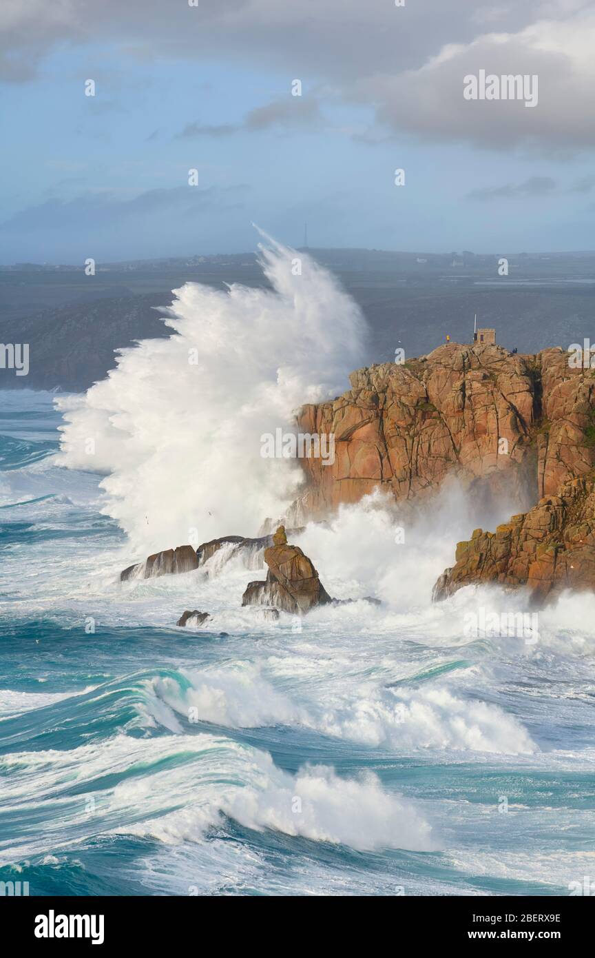 Enormi onde si infrangono nella costa della Cornovaglia Foto Stock