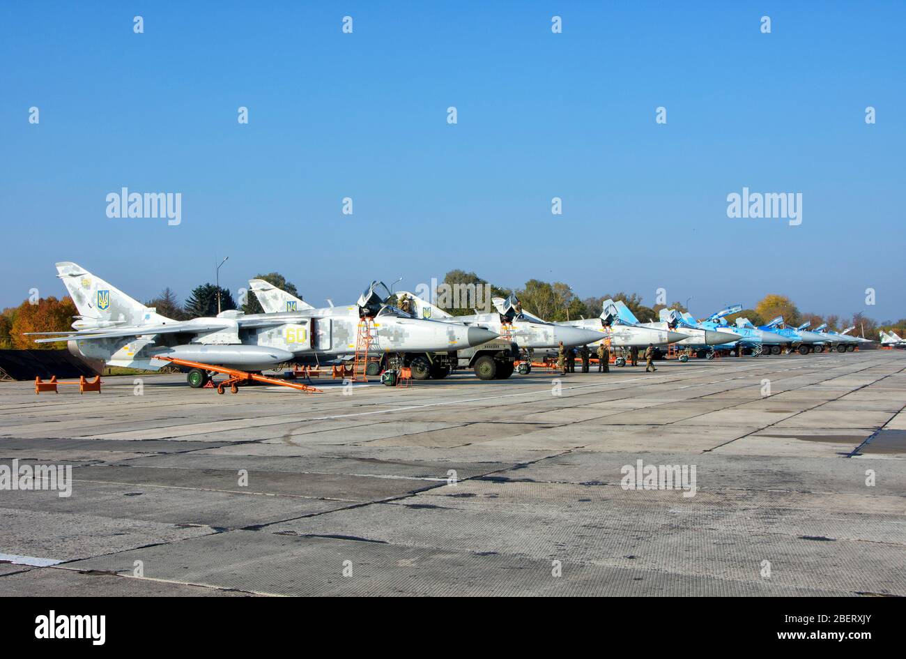 Aerei ucraini aerei aerei sulla linea di volo all'alba in Ucraina. Foto Stock