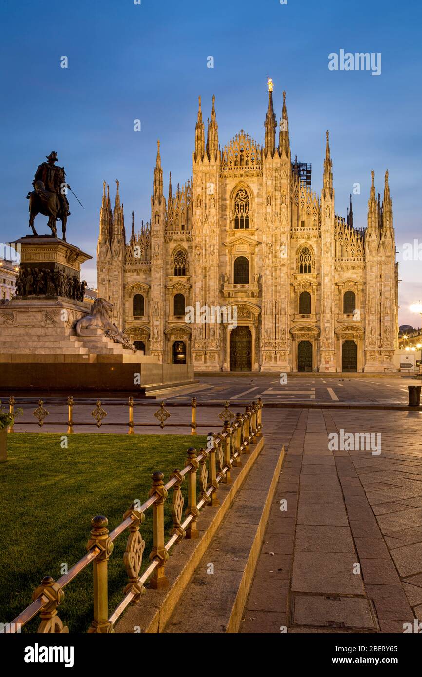 Vittorio Emanuele statua e la Cattedrale in Piazza del Duomo, Milano, Lombardia, Italia Foto Stock