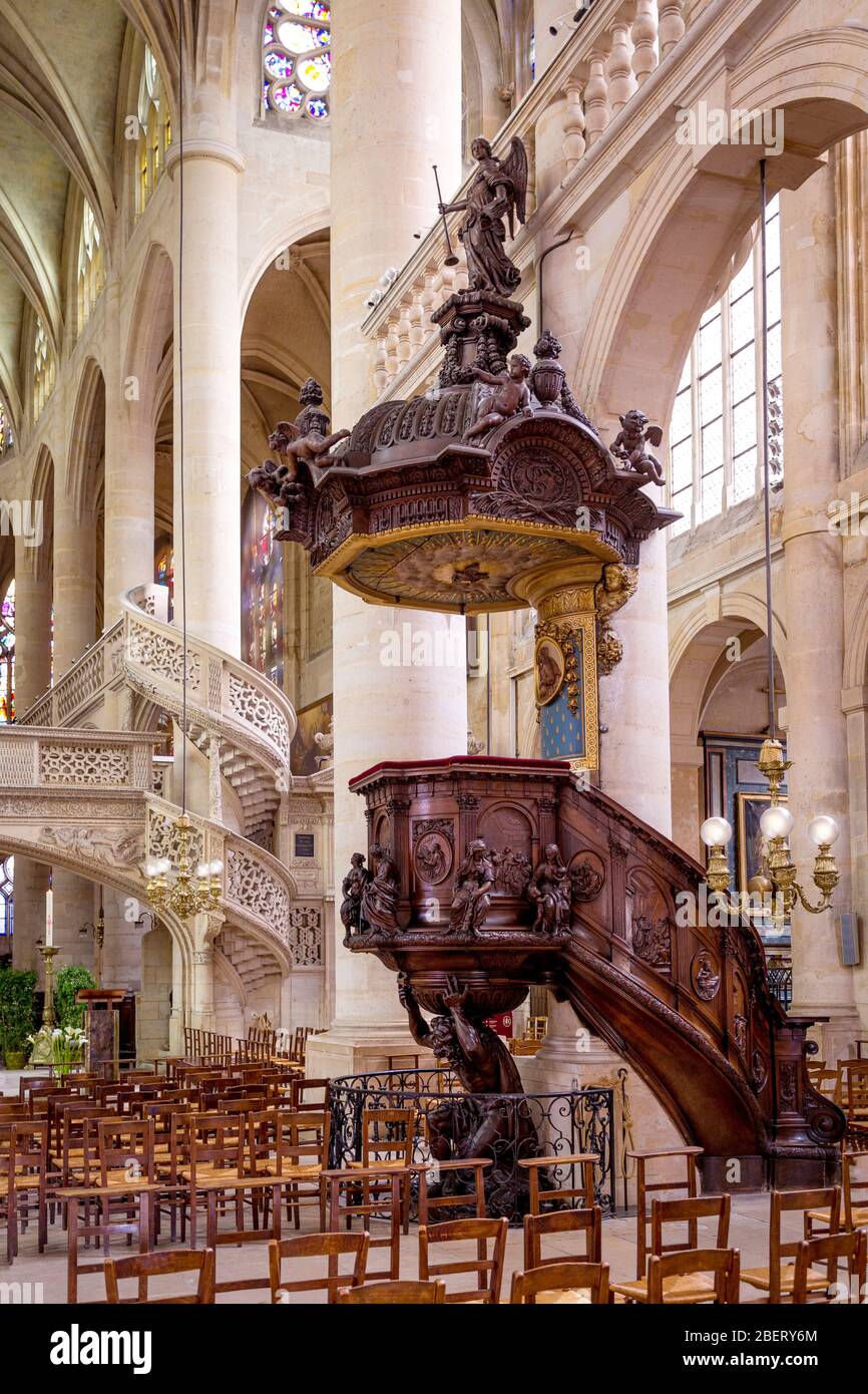 Pulpito di ornati e interno della Eglise Saint Etienne du Mont, Quartiere Latino, Parigi Francia Foto Stock