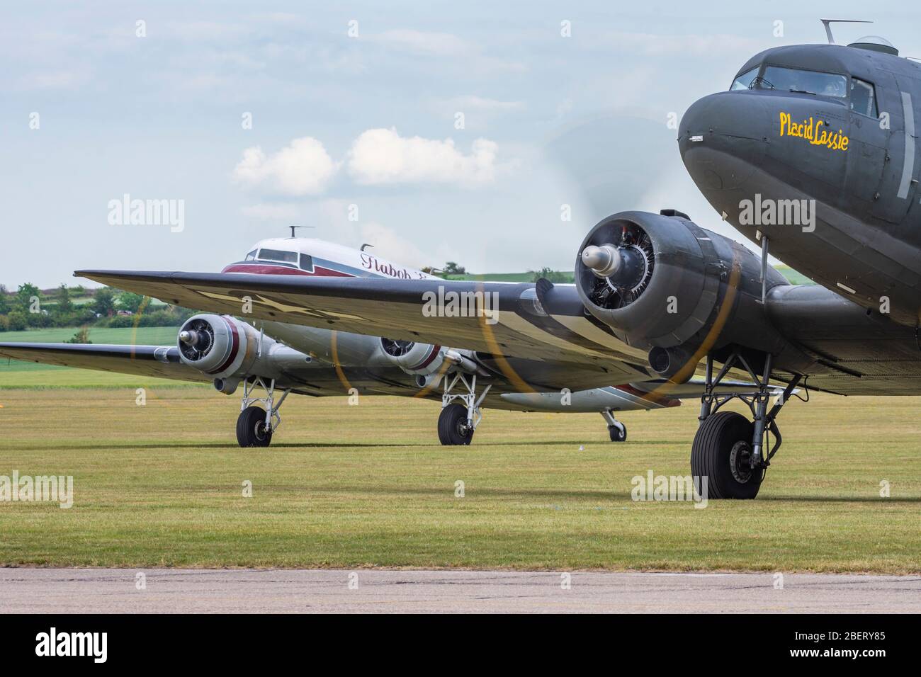 USAAF Douglas C 47 Dakota Placid Lassie tassò per un volo durante il D-Day 75 Anniversary Daks over Duxford Commemoration evento Foto Stock