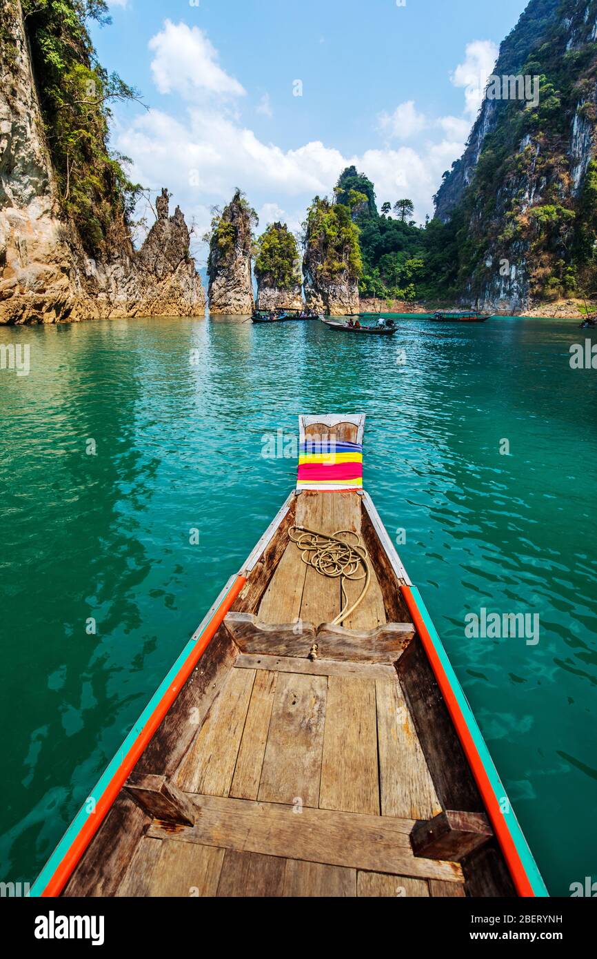 Tradizionale barca tailandese a coda lunga in legno sul lago Cheow LAN in Three Rocks punto di riferimento, Khao Sok National Park, Thailandia Foto Stock