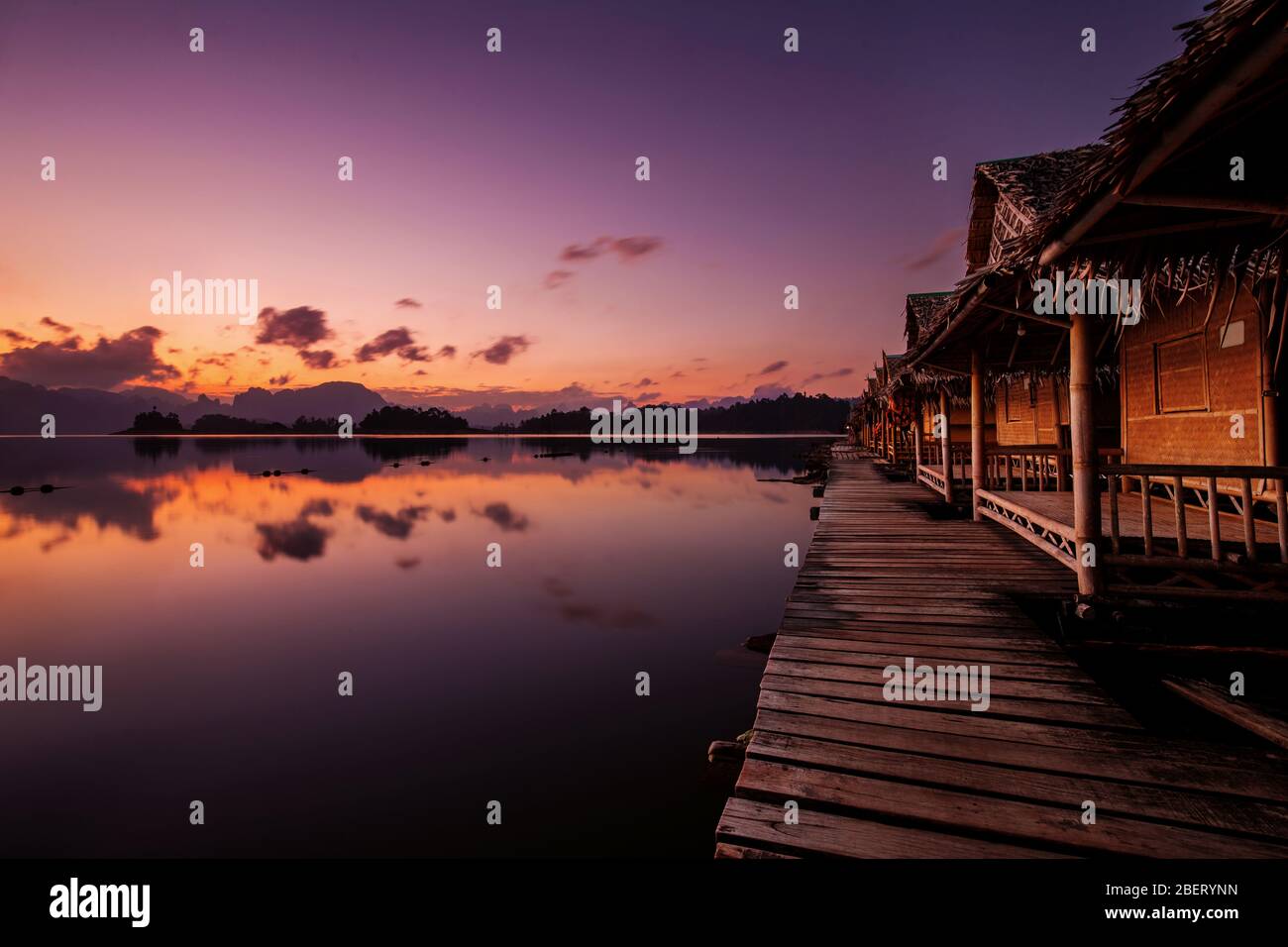 Bungalow galleggianti al Parco Nazionale di Khao Sok con lago Cheow LAN e montagne all'alba, Thailandia. Foto Stock