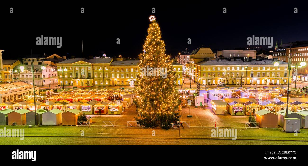 Mercatino di Natale nella città vecchia e la cattedrale di Helsinki, Finlandia. Foto Stock