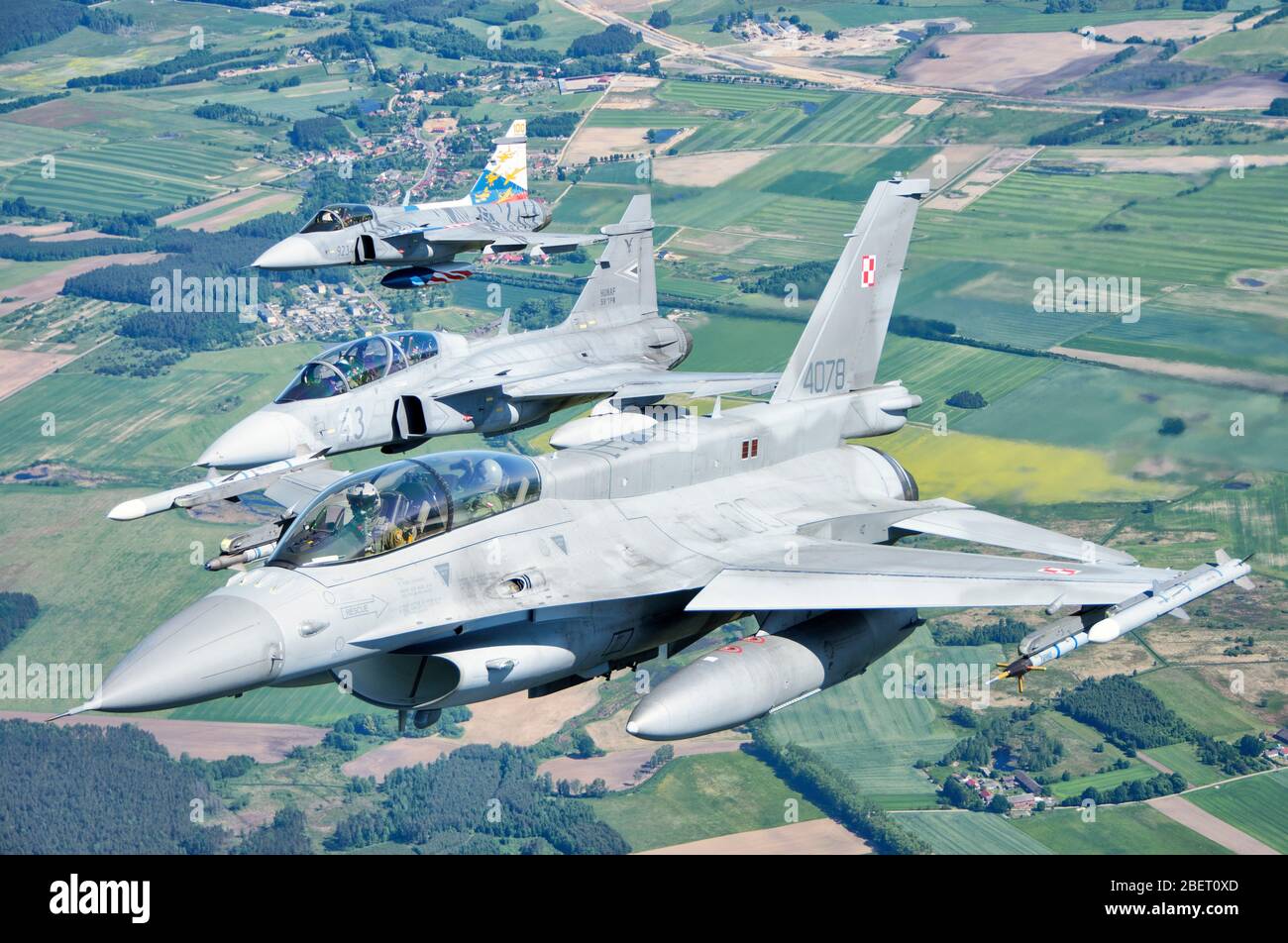 Mix formazione di getti durante l'esercizio NATO Tiger Meet 2018, Polonia. Foto Stock