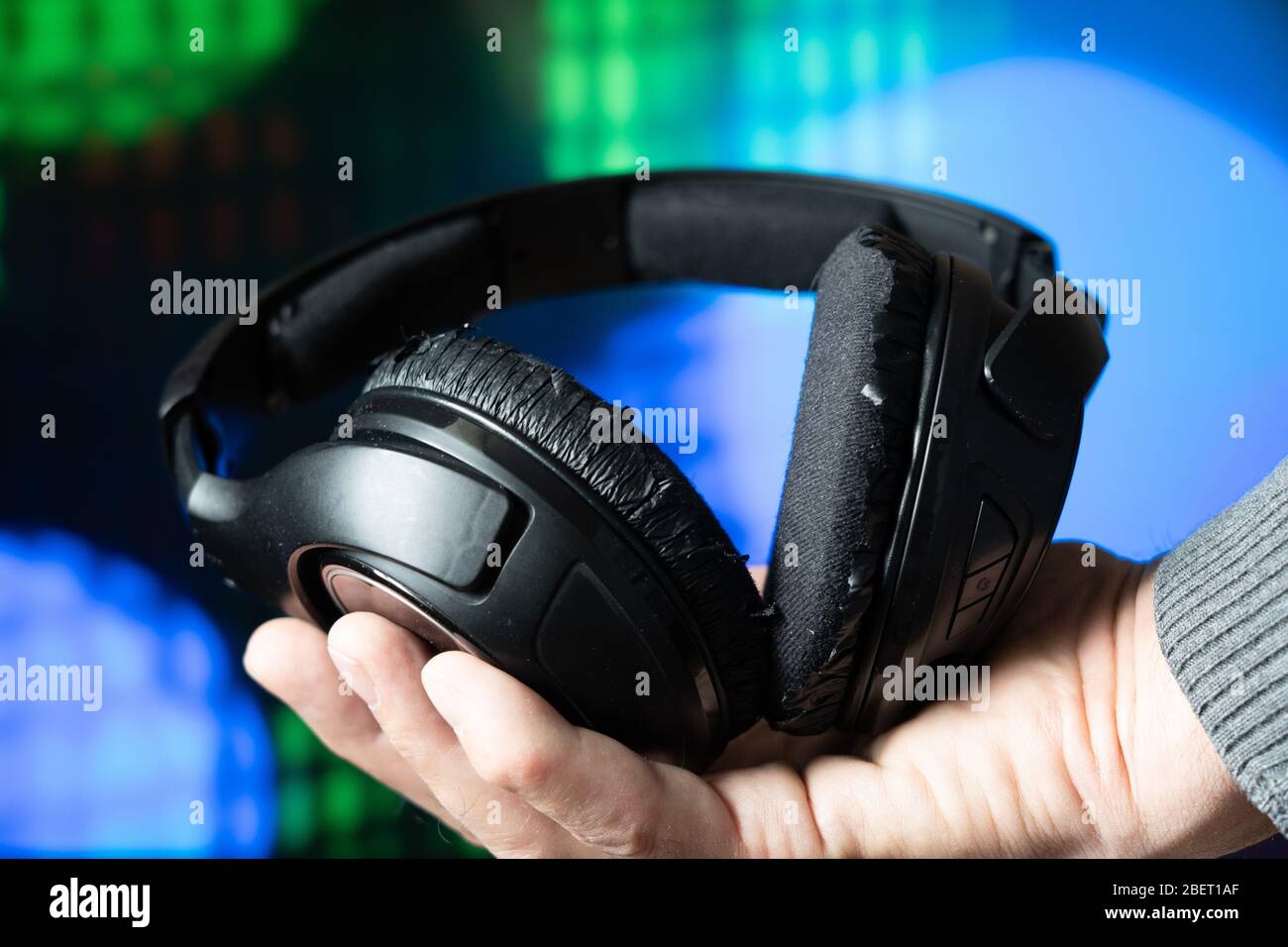 Vecchi auricolari su cuffie bianche. Foto Stock