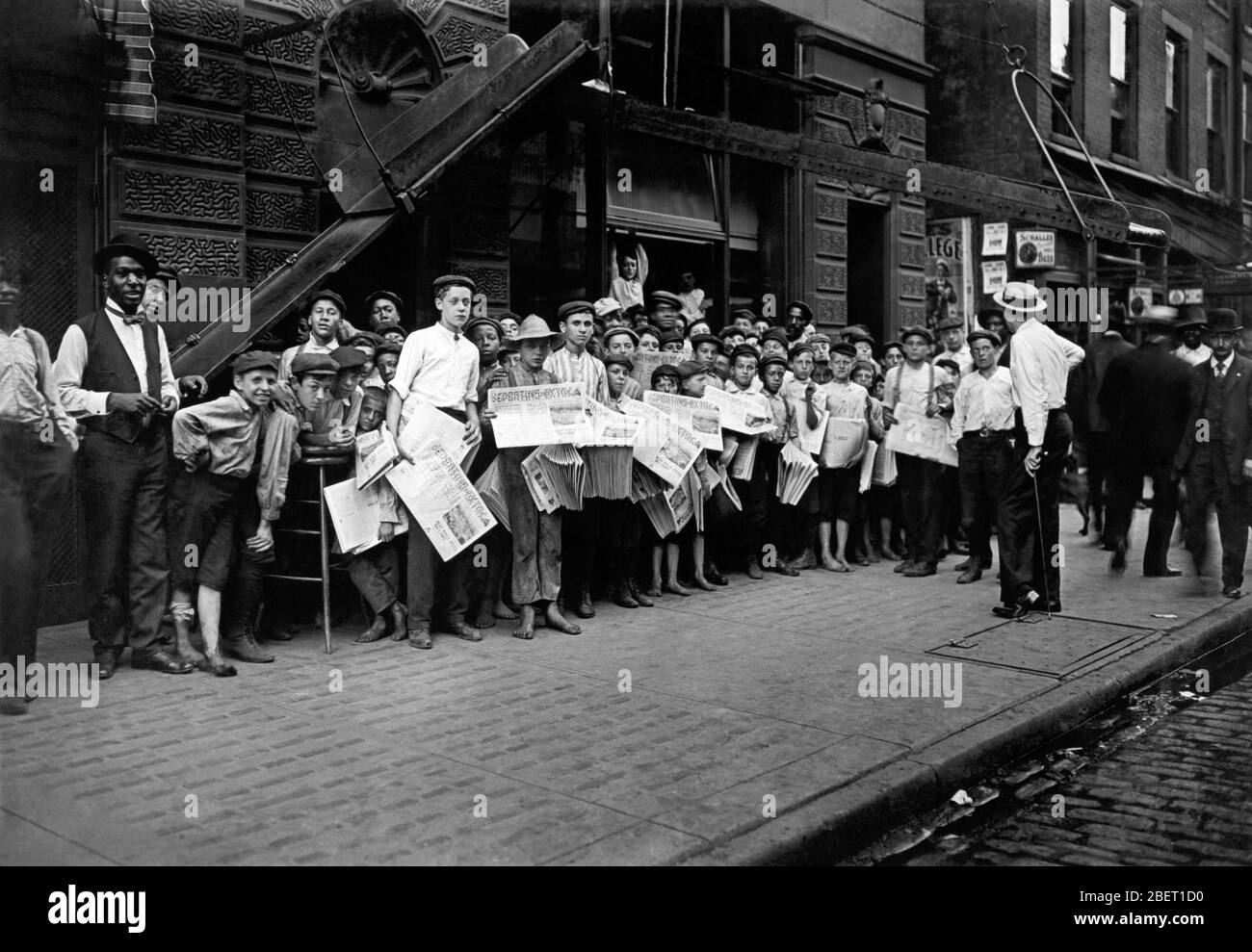 Newsboys a Cincinnati, Ohio, pronti a scendere in piazza. Foto Stock