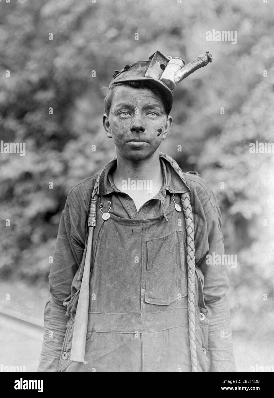 Un giovane ragazzo coperto di fuliggine dopo una giornata di lavoro nelle miniere di carbone della West Virginia nel 1908. Foto Stock