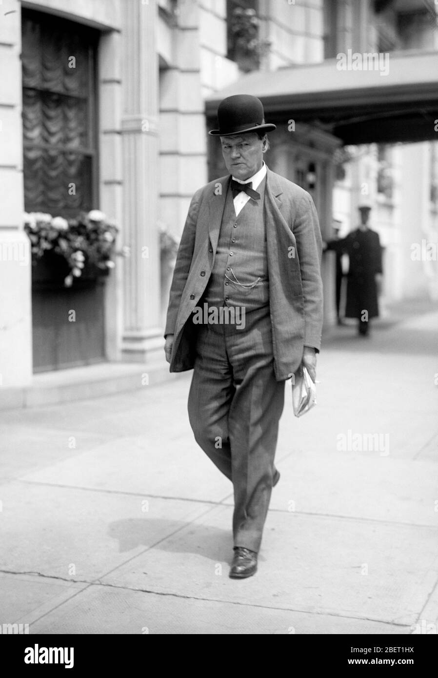 L'avvocato del sud Clarence Darrow che cammina giù la strada in 1915. Foto Stock