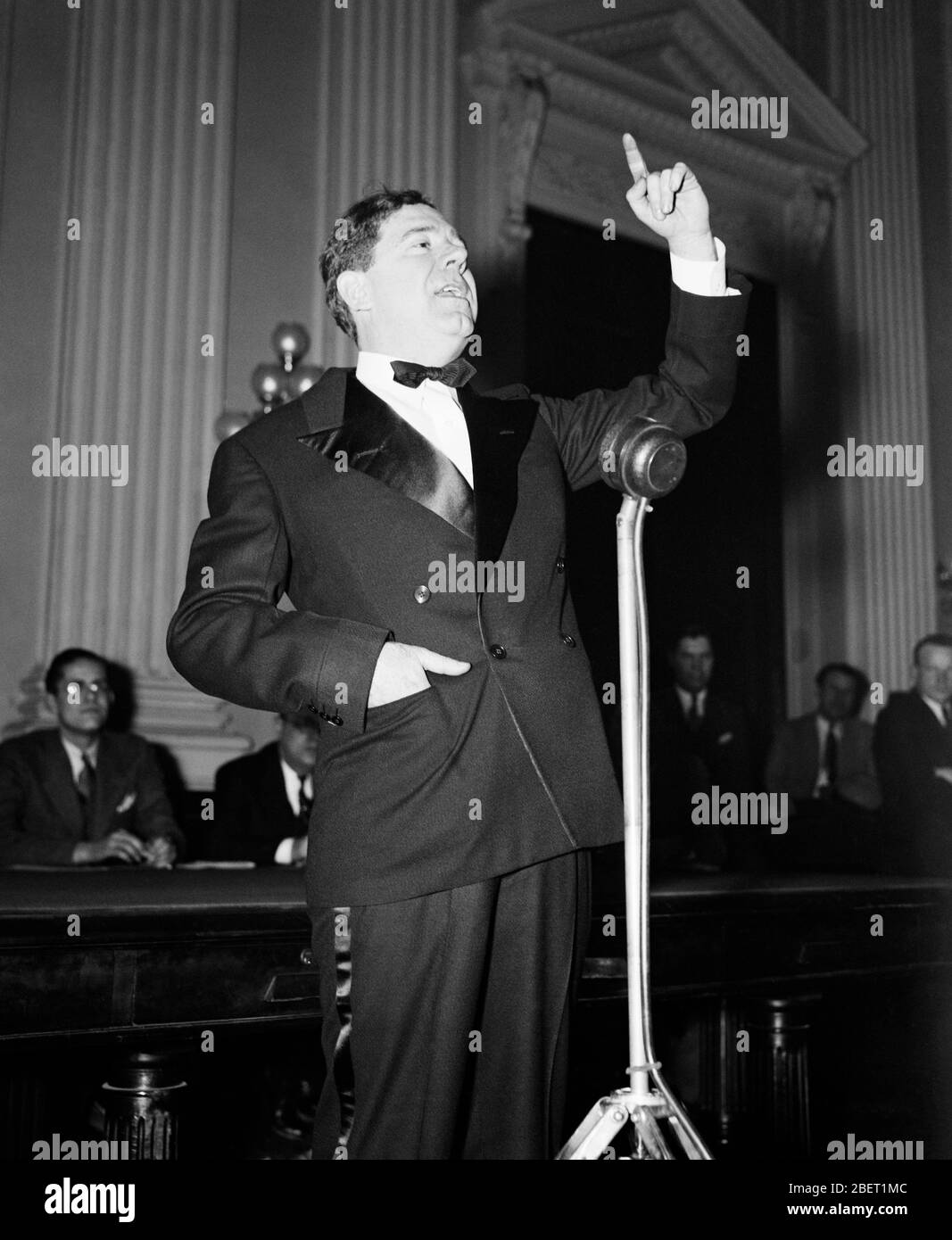 Il senatore Huey P. Long in un tuxedo che dà un discorso in 1935. Foto Stock