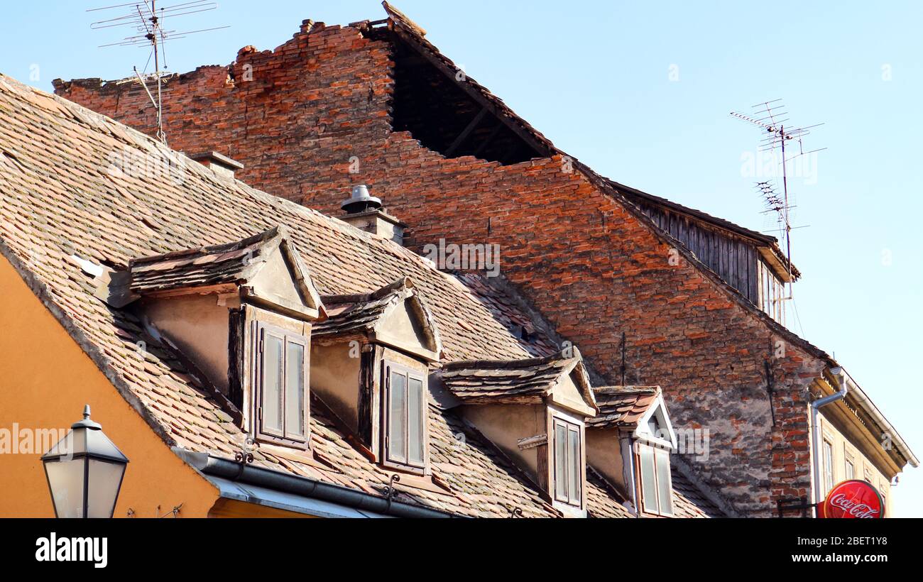 Muro di mattoni crollato di vecchia casa in via Tkalciceva a Zagabria dopo il terremoto di magnitudo del 5.5 che ha danneggiato la maggior parte degli edifici più vecchi intorno alla città Foto Stock