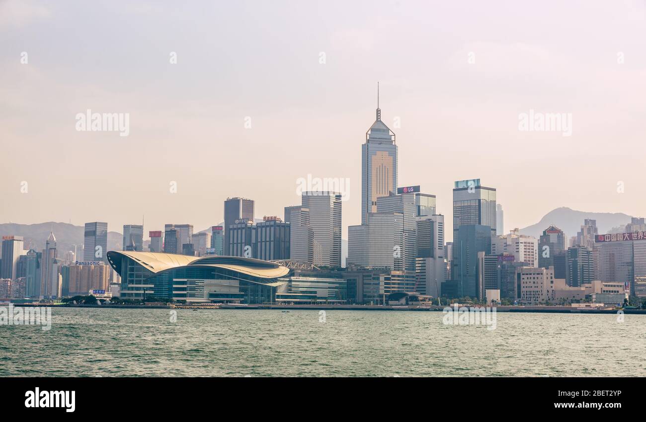 Hong Kong, panorama dello skyline della Cina dal Victoria Harbour. Foto Stock