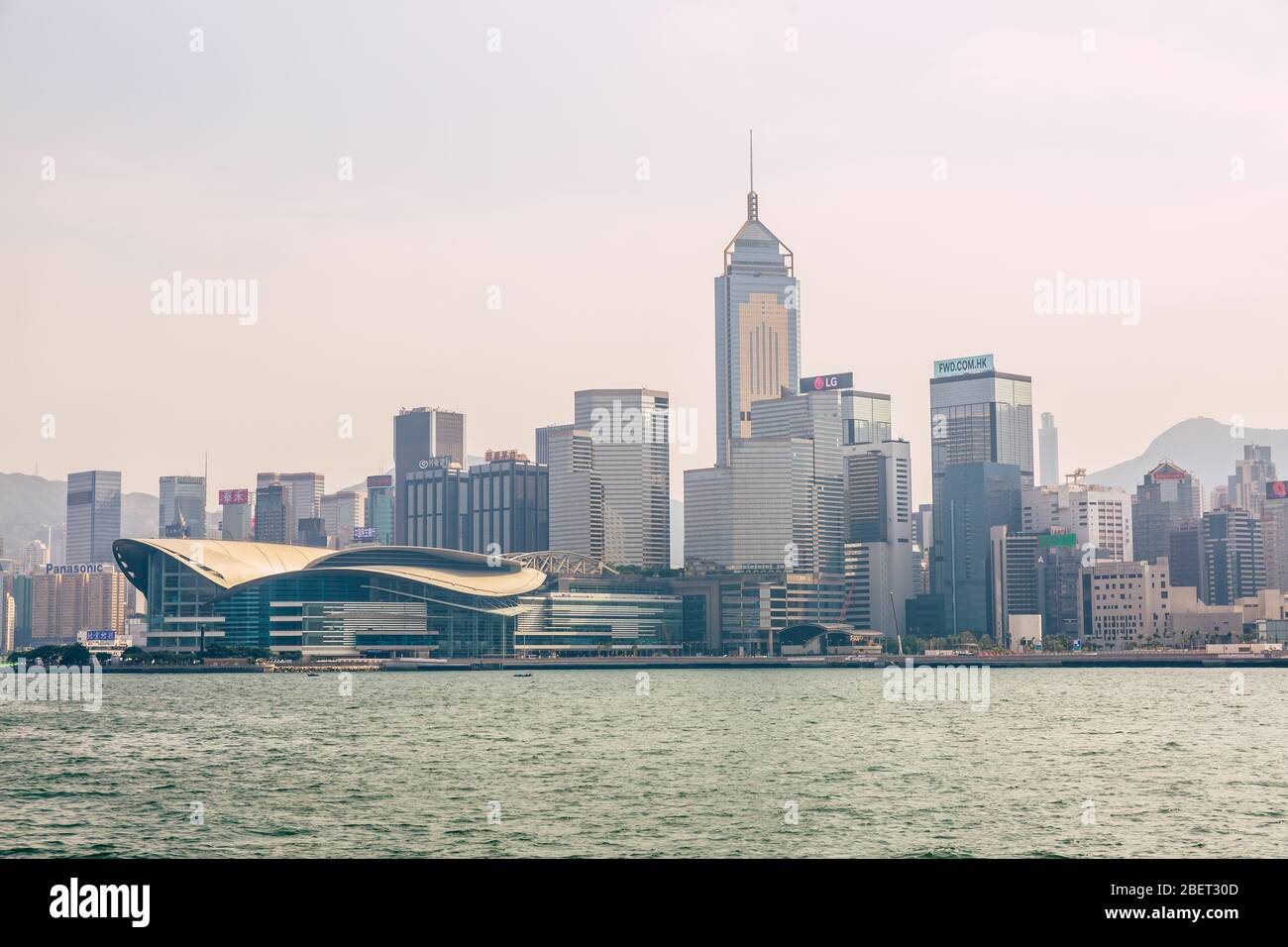 Skyline di Hong Kong, vista dal Victoria Harbour. Foto Stock