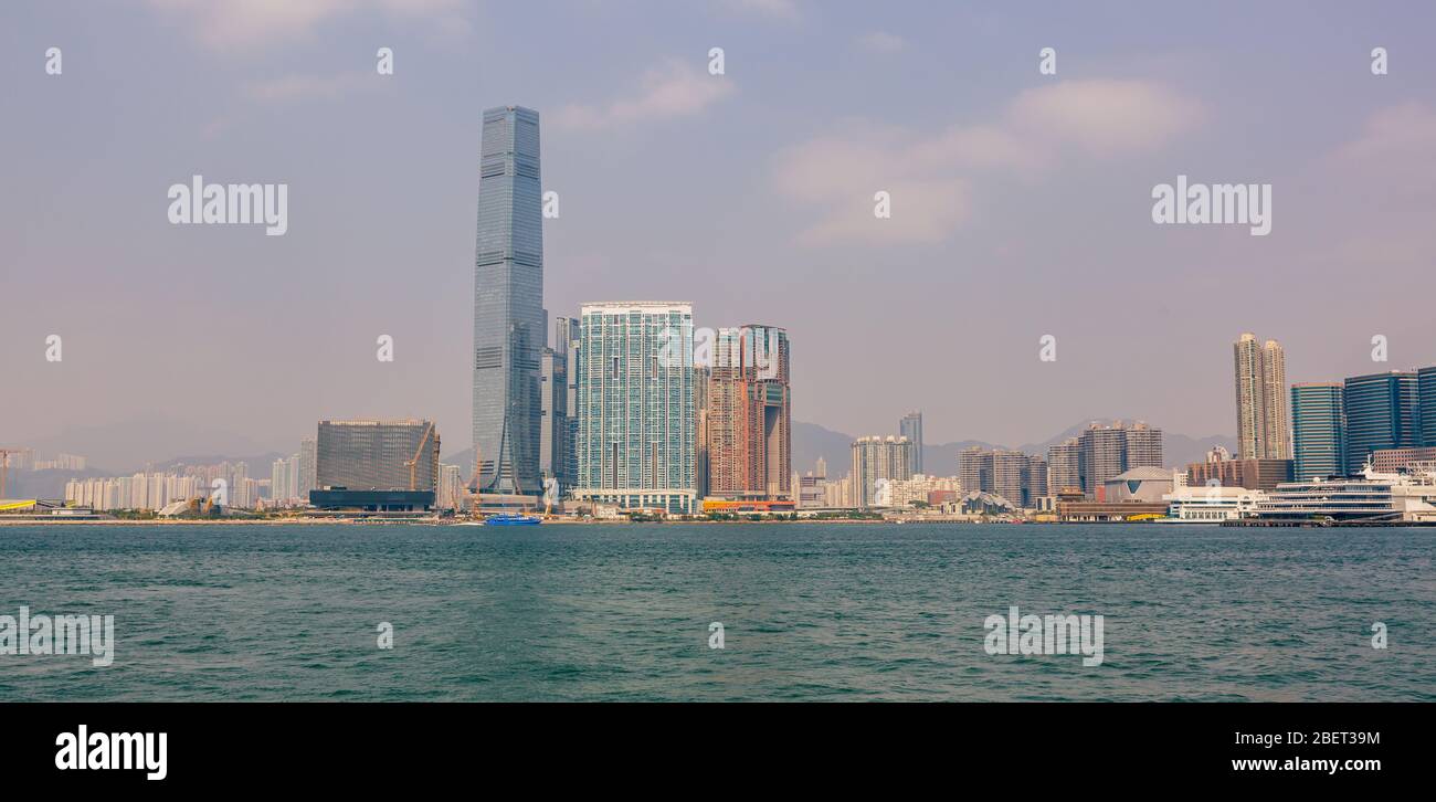 Hong Kong, panorama dello skyline della Cina dal Victoria Harbour. Foto Stock