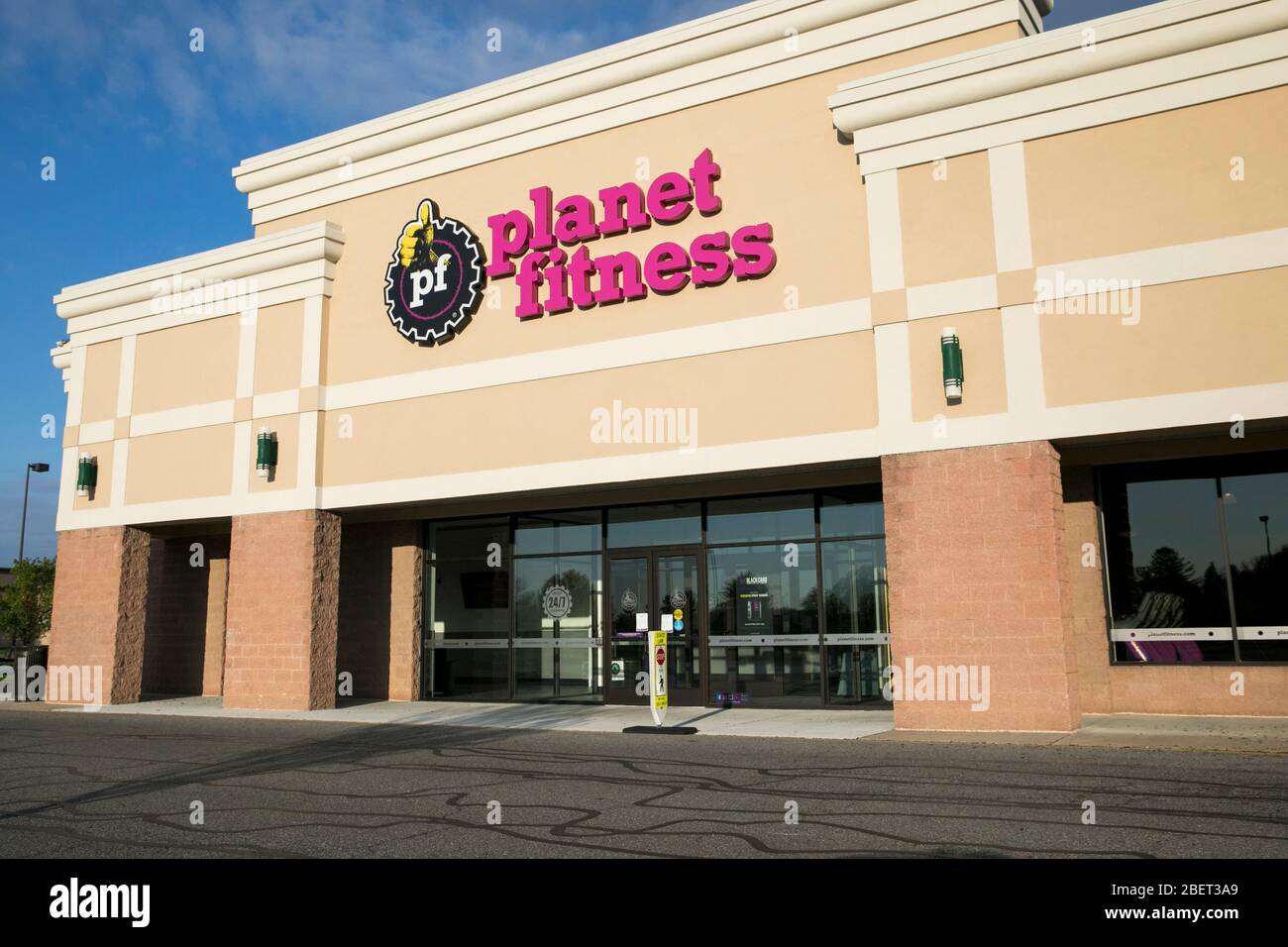 Un logo al di fuori di una località Planet Fitness a Newark, Delaware, il 11 aprile 2020. Foto Stock