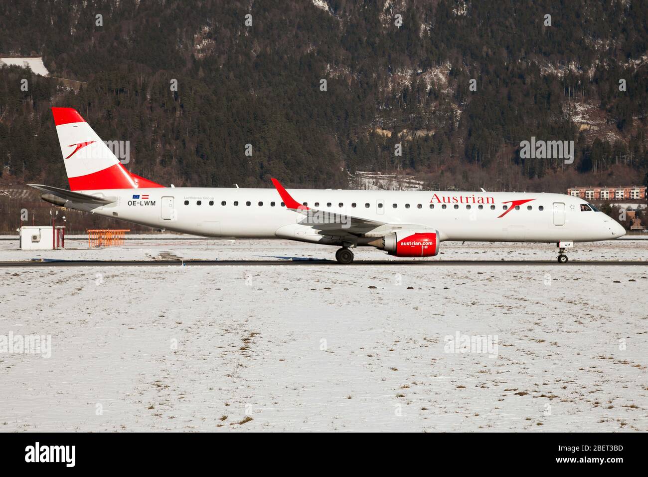 Innsbruck, Austria. 8 Feb 2020. Una tassa austriaca Embraer 190 all'aeroporto di Innsvruck Kranebitten. Credit: Fabrizio Gandolfo/SOPA Images/ZUMA Wire/Alamy Live News Foto Stock