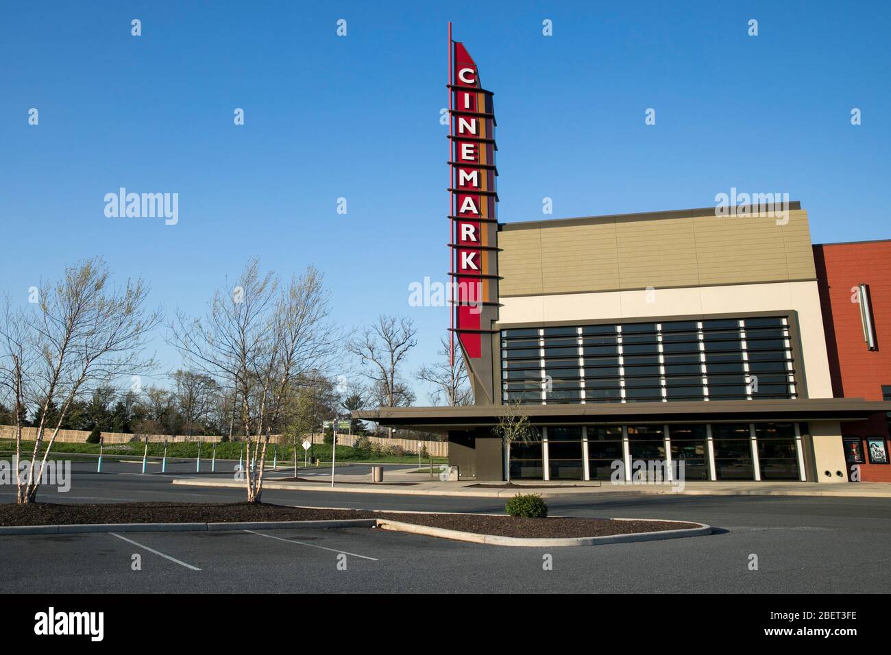 Un logo all'esterno di un cinema Cinemark a Newark, Delaware, il 11 aprile 2020. Foto Stock