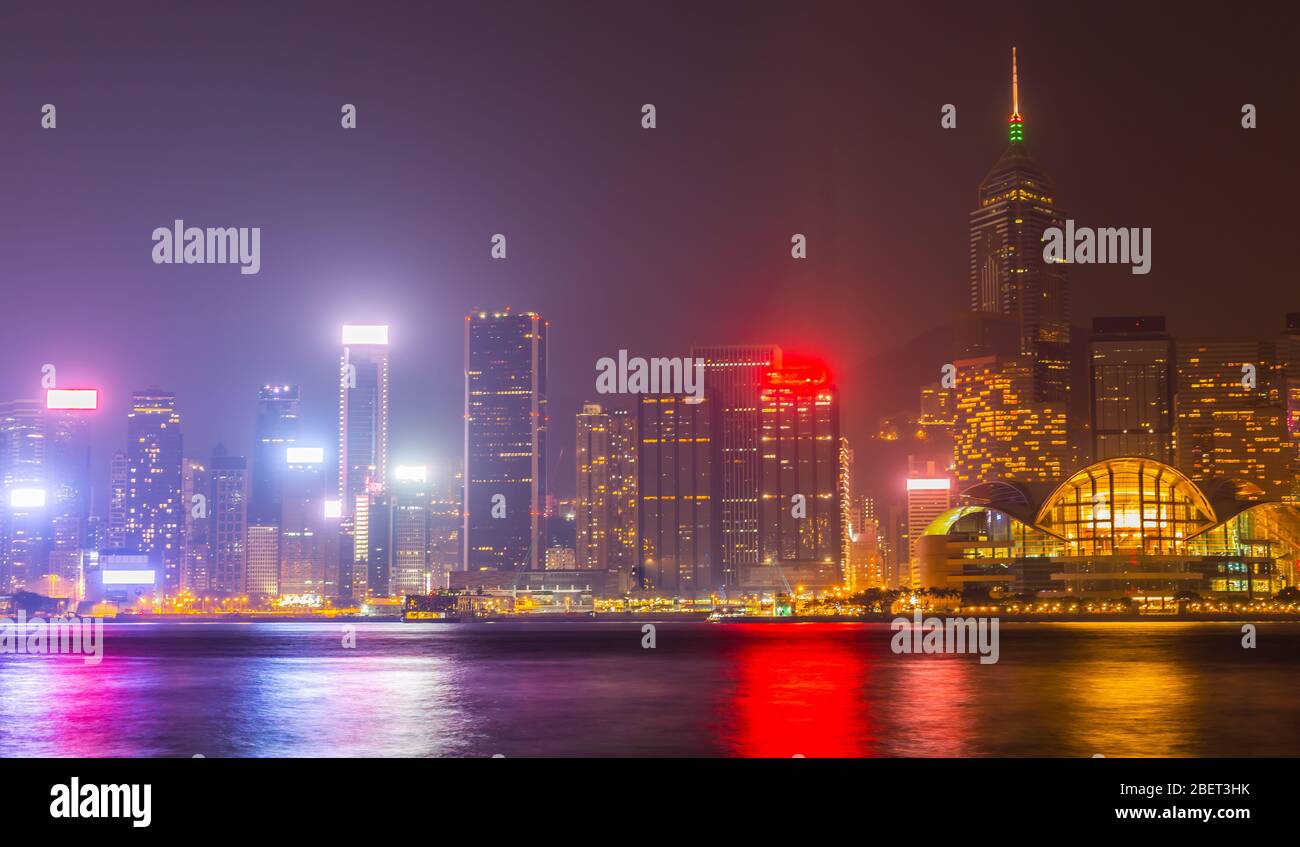 Paesaggio urbano di Hong Kong di notte, vista dal Victoria Harbour. Foto Stock