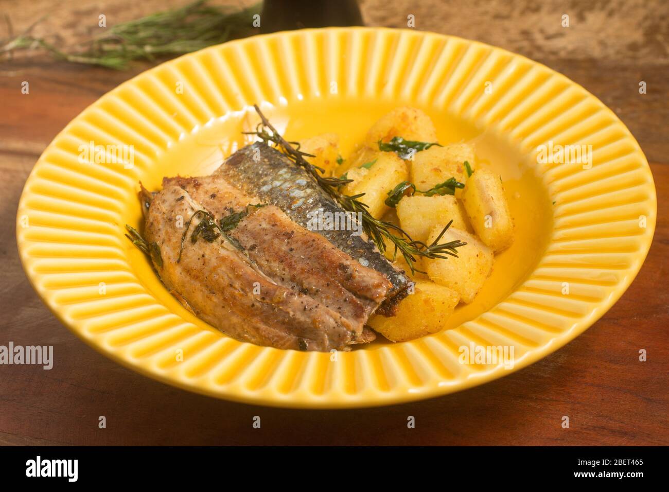 Filetto di sardina con Aipim su un tavolo di legno Foto Stock