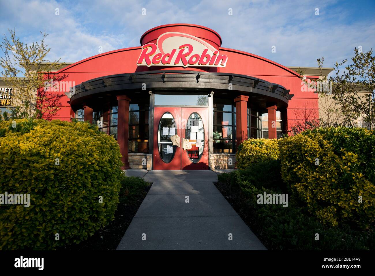 Un logo all'esterno di un ristorante Red Robin Gourmet Burgers and Brews a Newark, Delaware, il 11 aprile 2020. Foto Stock