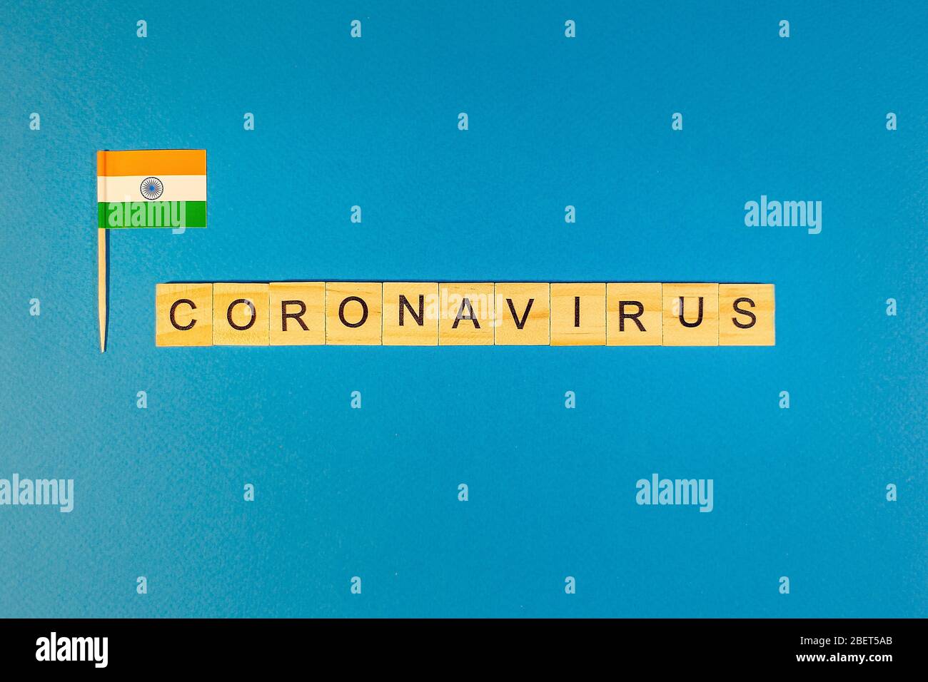 Modello astratto del ceppo virale di MERS-Cov o della sindrome respiratoria mediorientale coronavirus e del nuovo coronavirus 2019-nCoV con testo su sfondo blu. Foto Stock