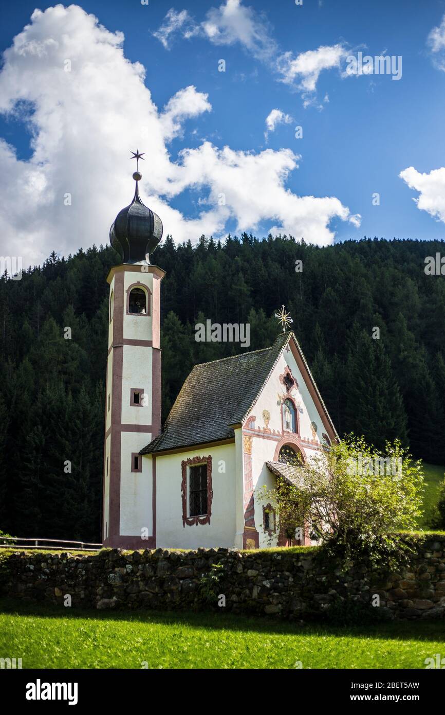 Vista della Chiesa di San Giovanni, Santa Maddalena, Val di Funes Foto Stock