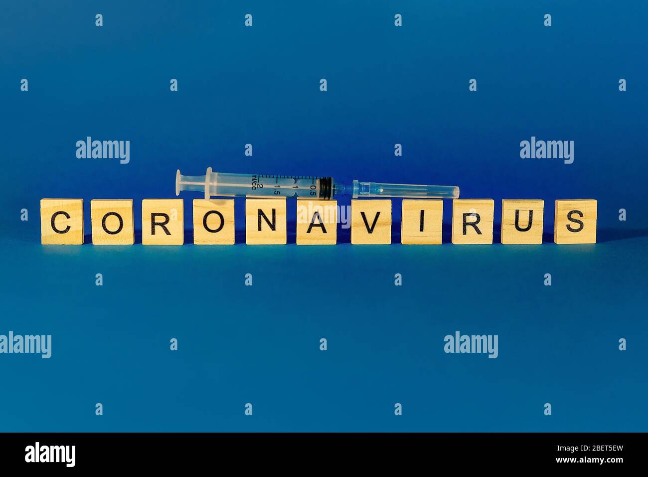 Concetto Coronavirus. Prevenire o arrestare la diffusione del COVID-19 in tutto il mondo. Lettere su sfondo blu Foto Stock