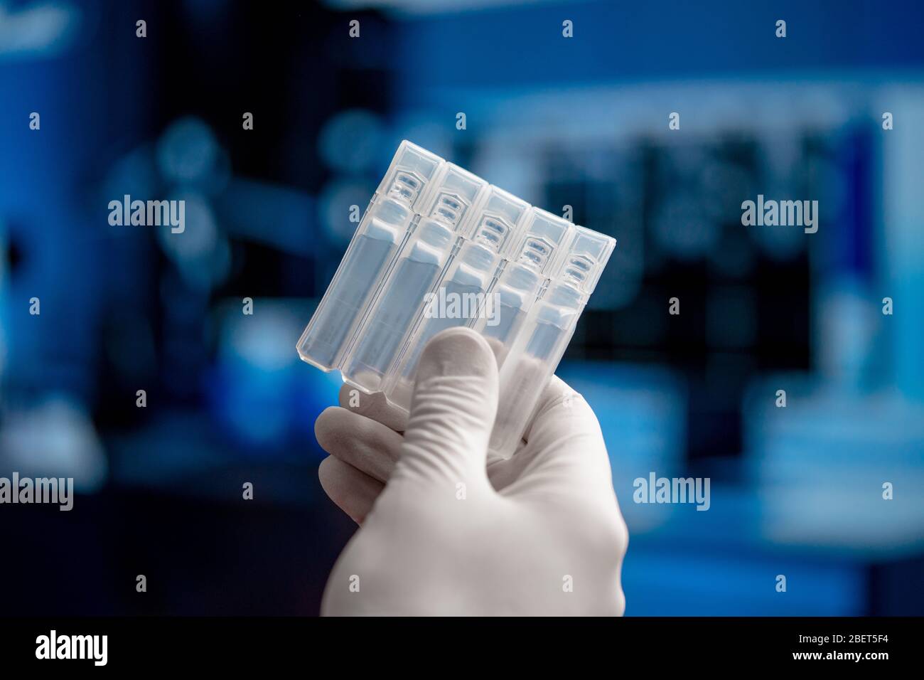 Vaccino di conservazione del medico o dello scienziato da SARS Coronavirus, 2019-nCoV. Ricerca sui vaccini e sperimentazione clinica in laboratorio moderno. Prevenzione, io Foto Stock