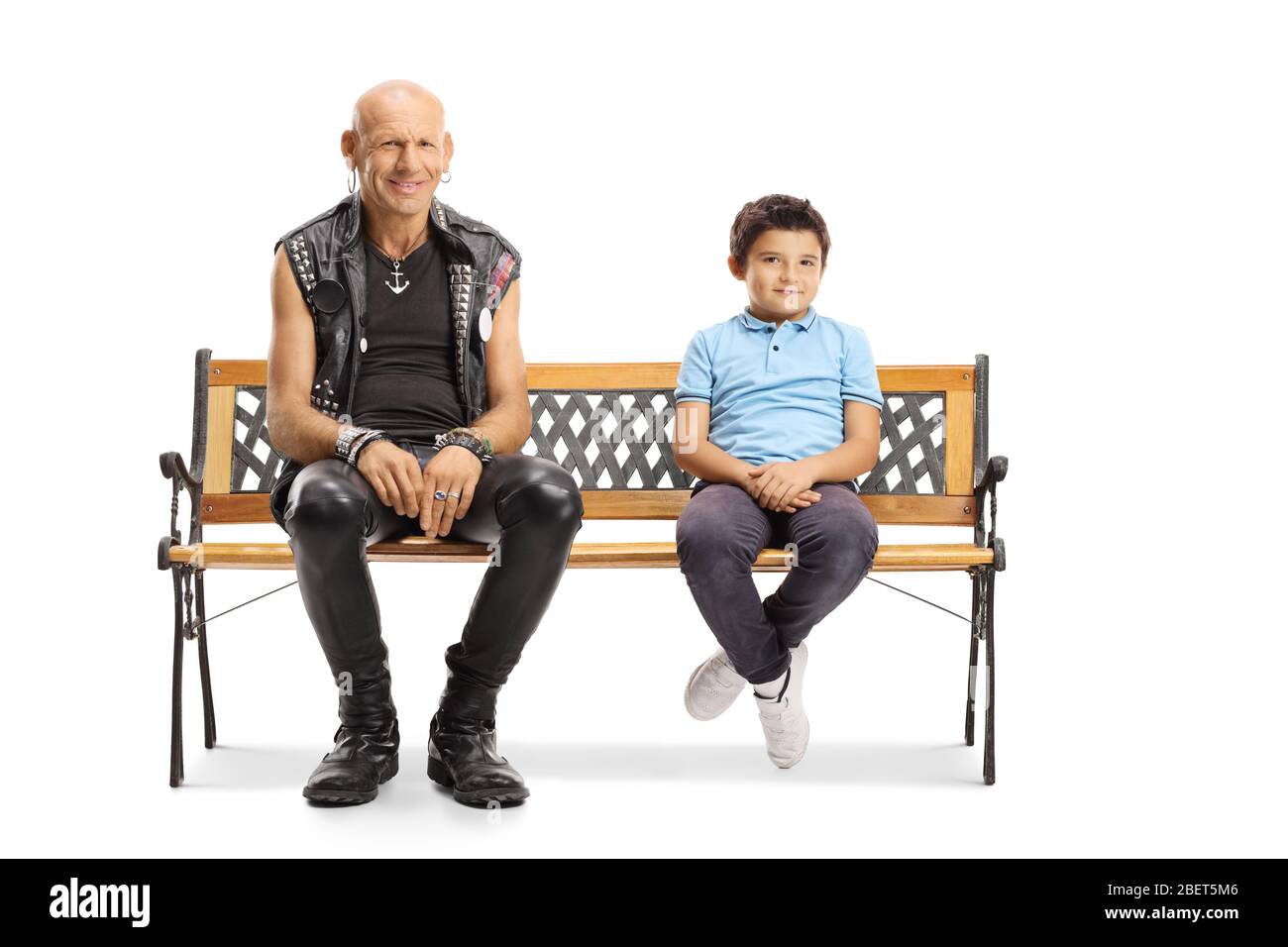 Punk e un ragazzo seduto su una panchina e sorridente isolato su sfondo bianco Foto Stock