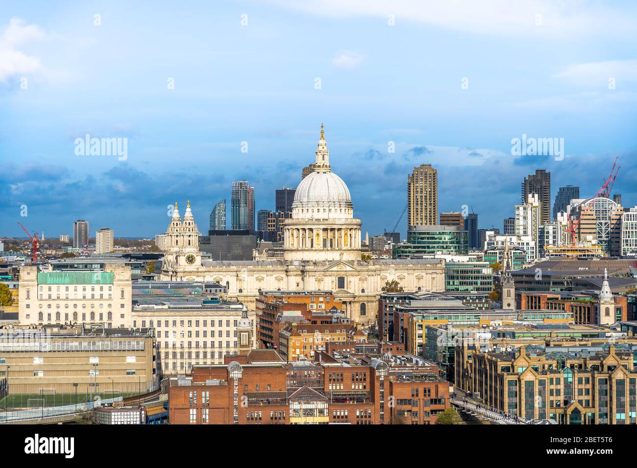 Vista aerea dello skyline di Londra e degli edifici moderni, Regno Unito Foto Stock