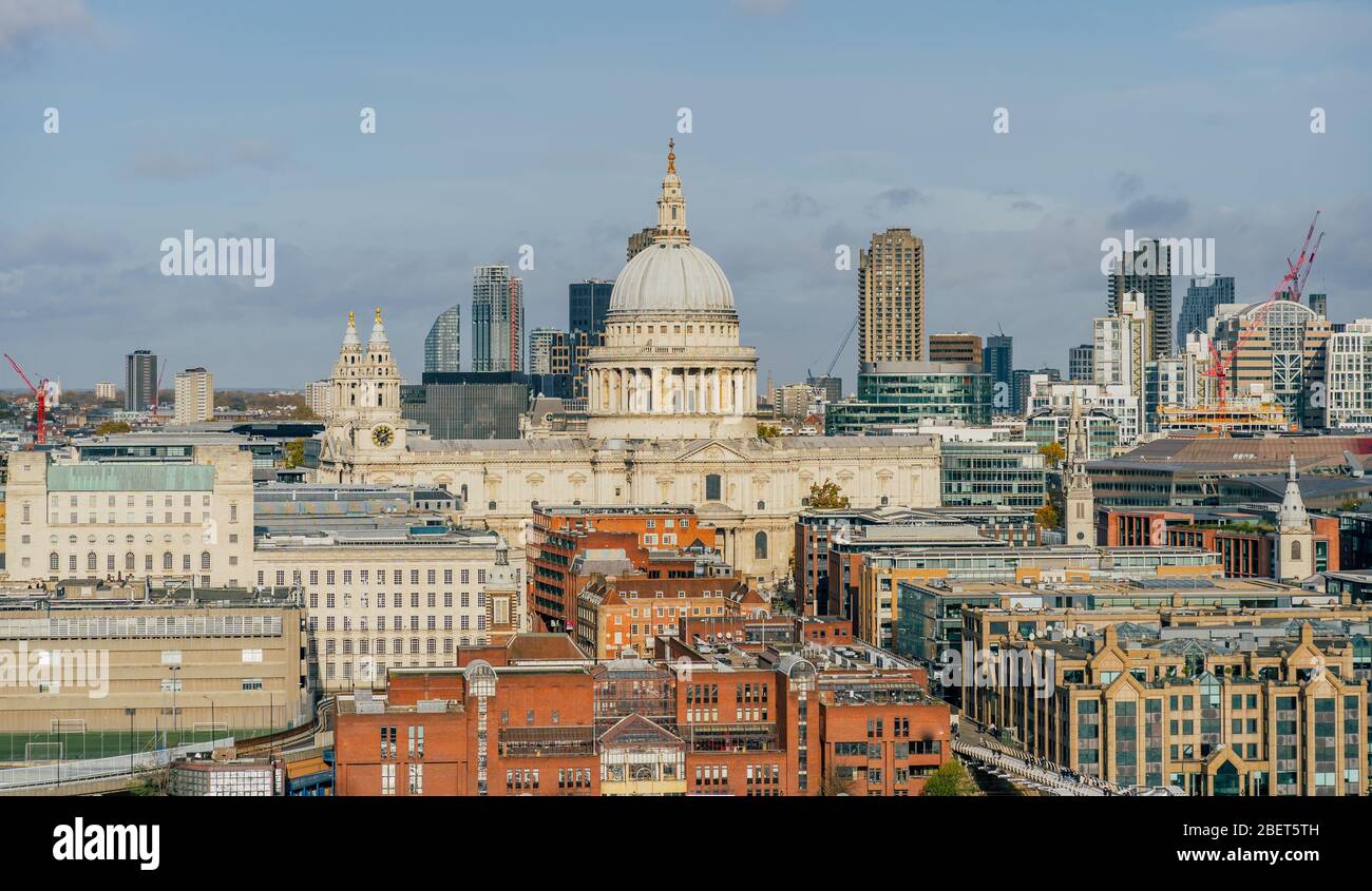 Vista aerea dello skyline di Londra e degli edifici moderni, Regno Unito Foto Stock