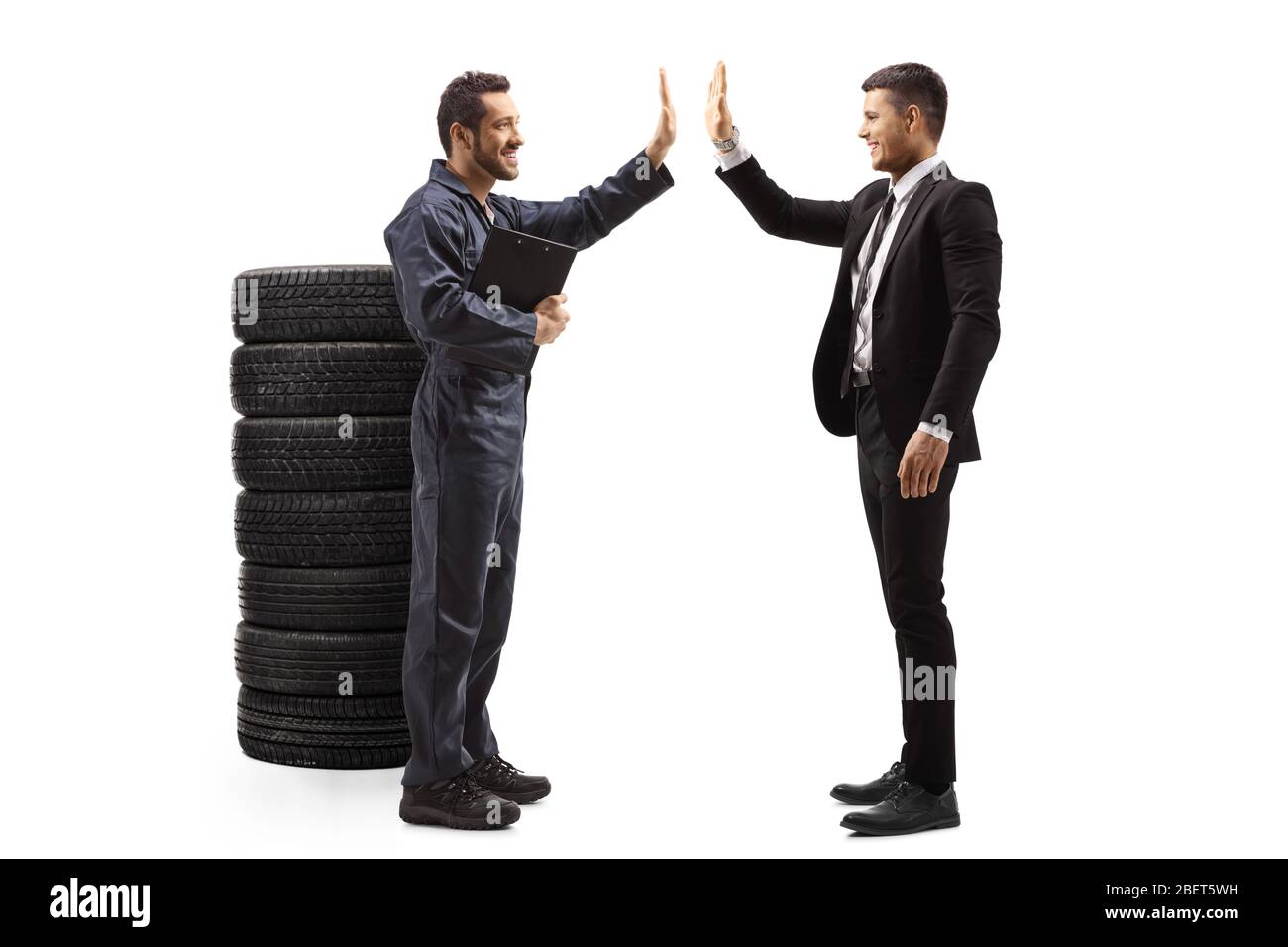 Scatto a profilo completo di un'auto meccanica gesturante high-five con un uomo professionista in un vestito isolato su sfondo bianco Foto Stock