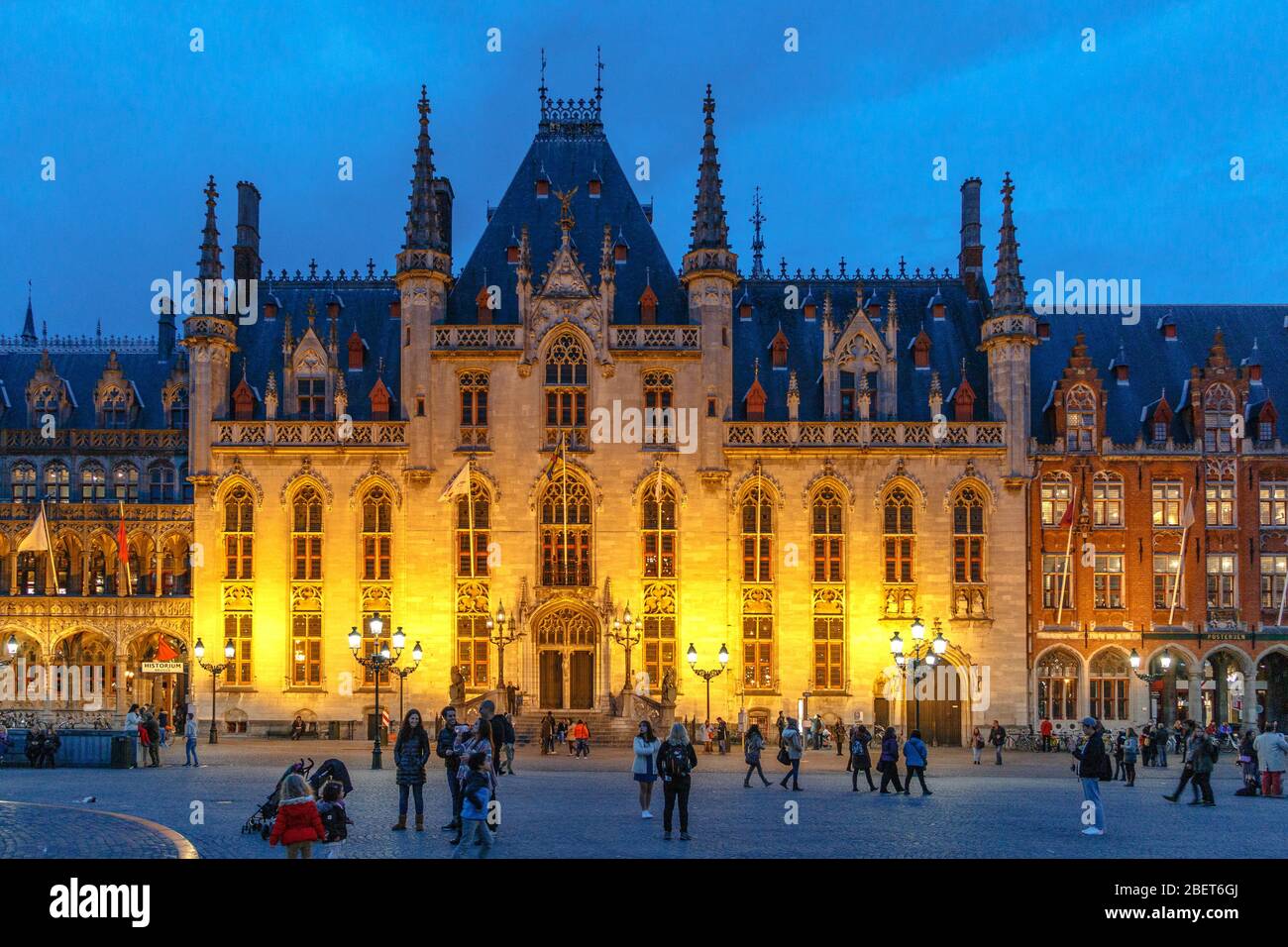 Il revival gotico Provinciaal Hof sulla piazza Markt di Bruges, Belgio, all'ora blu Foto Stock