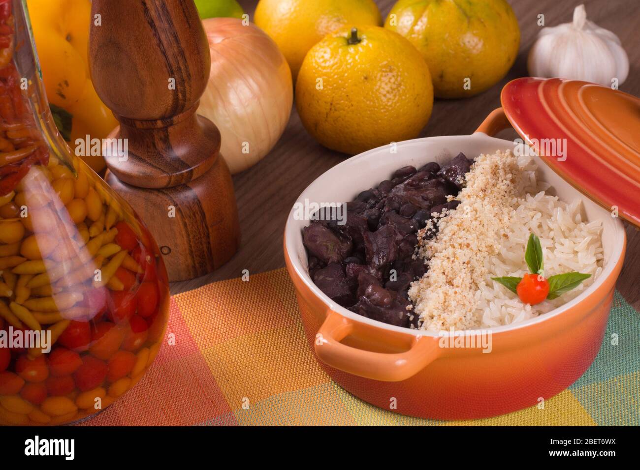 Tradizionale brasiliano Feijoada, farofa, riso e arancia Foto Stock