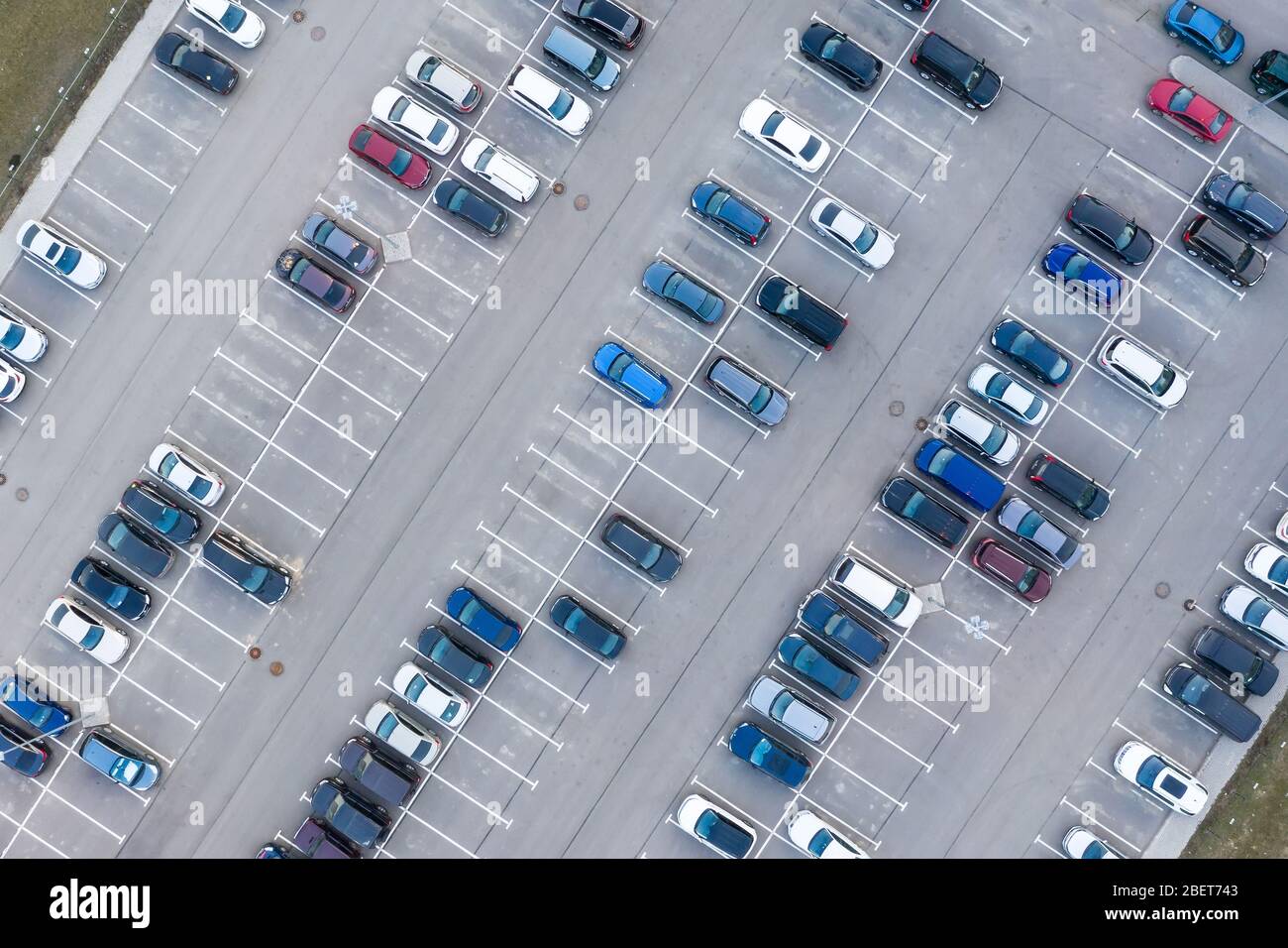Vista aerea dall'alto - parcheggio in una zona residenziale della città Foto Stock