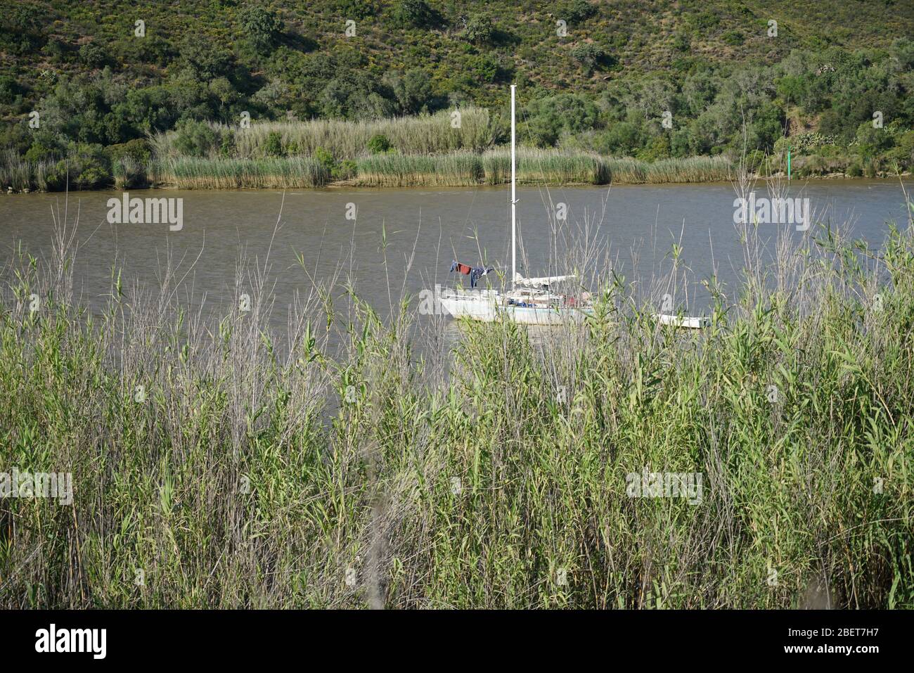 Questo è il fiume di confine tra l'Andalusia spagnola e l'Algarve portoghese poco prima della confluenza con l'Atlantico Foto Stock