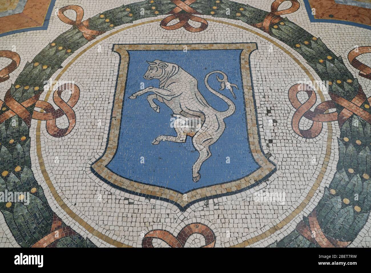 Milano, Italia: 20 febbraio 2020: Mosaico della bolla di Milano - simbolo di Torino. Galleria Vittorio Emanuele II, Piazza del Duomo. La leggenda dice che turno Foto Stock