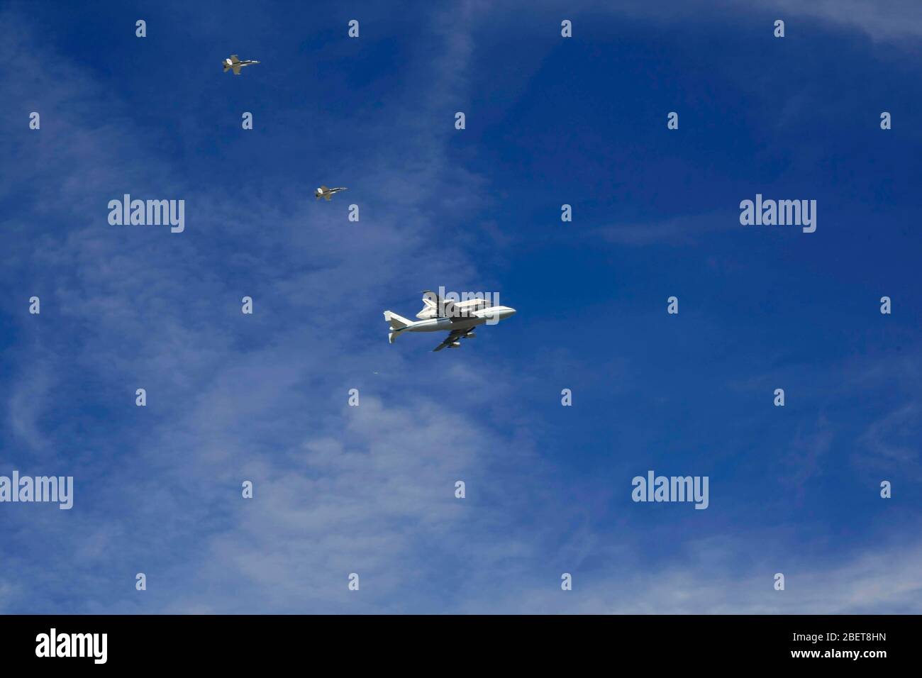 Space Shuttle Endeavour: Il volo di addio su Hollywood! ..il Venerdì 21 settembre 2012 alle 8:15 la navetta ha preso un percorso tortuoso da Edwar Foto Stock