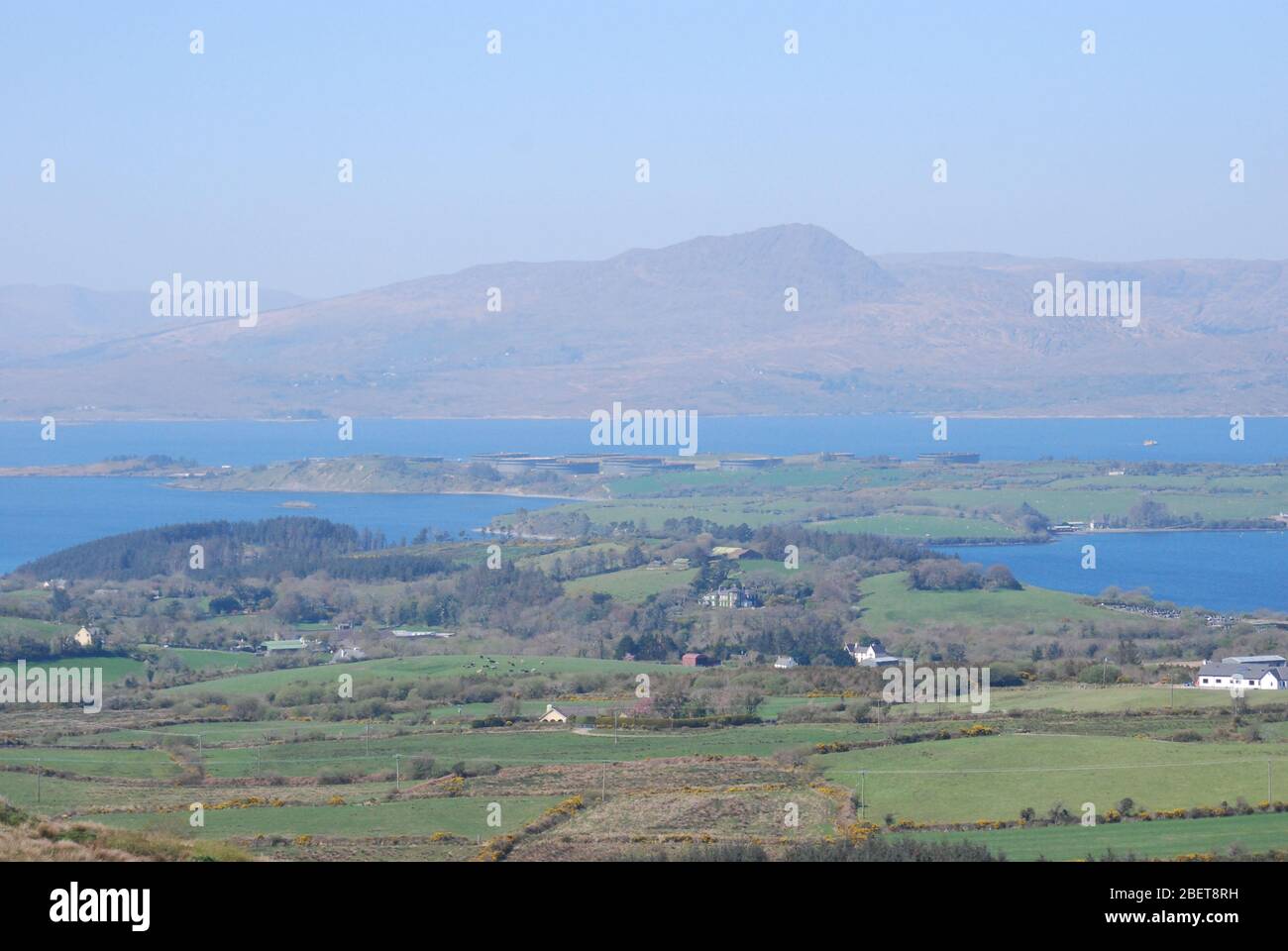 Terminal per l'olio di Zenith Energy, Whiddy Island, Bantry Bay, Co. Cork Ireland con spazio per fotocopie Foto Stock