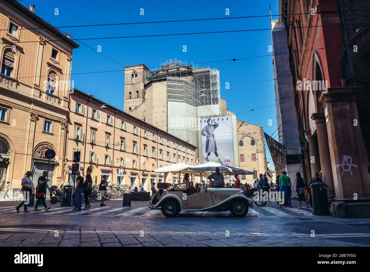 Piazza Galvani a Bologna, capitale e città più grande della regione Emilia Romagna del Nord Italia, con vista sulla Basilica di San Petronio Foto Stock