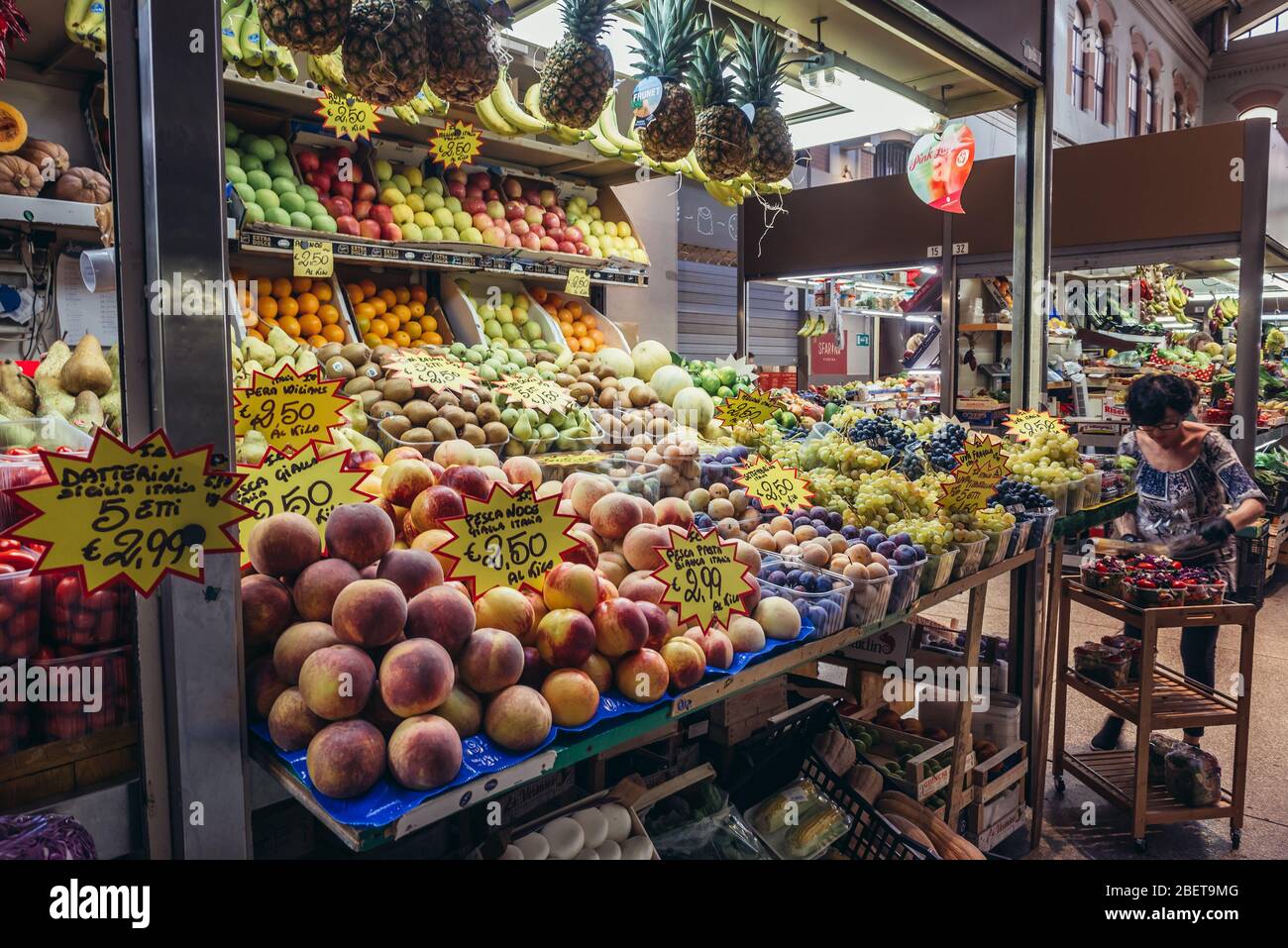 Bancarella di frutta sul mercato delle Erbe a Bologna, capitale e città più grande della regione Emilia Romagna del Nord Italia Foto Stock