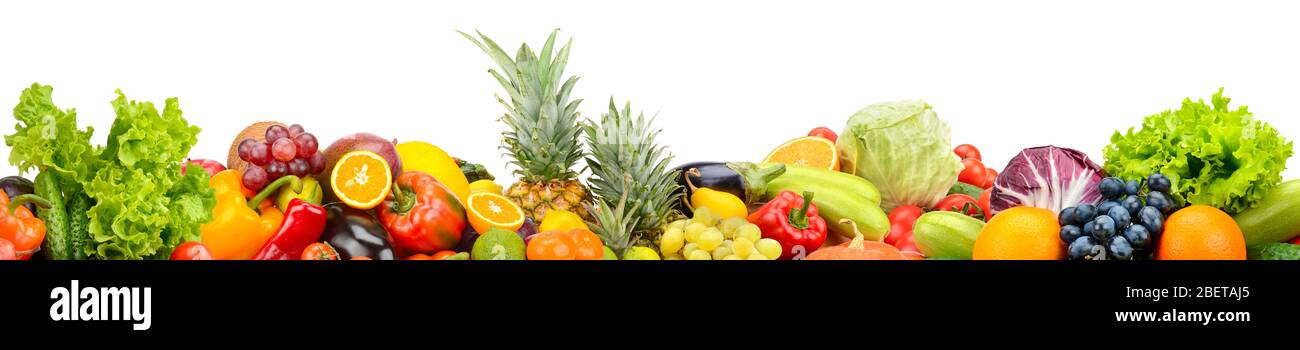 Ampia foto di frutta e verdura isolata su sfondo bianco Foto Stock