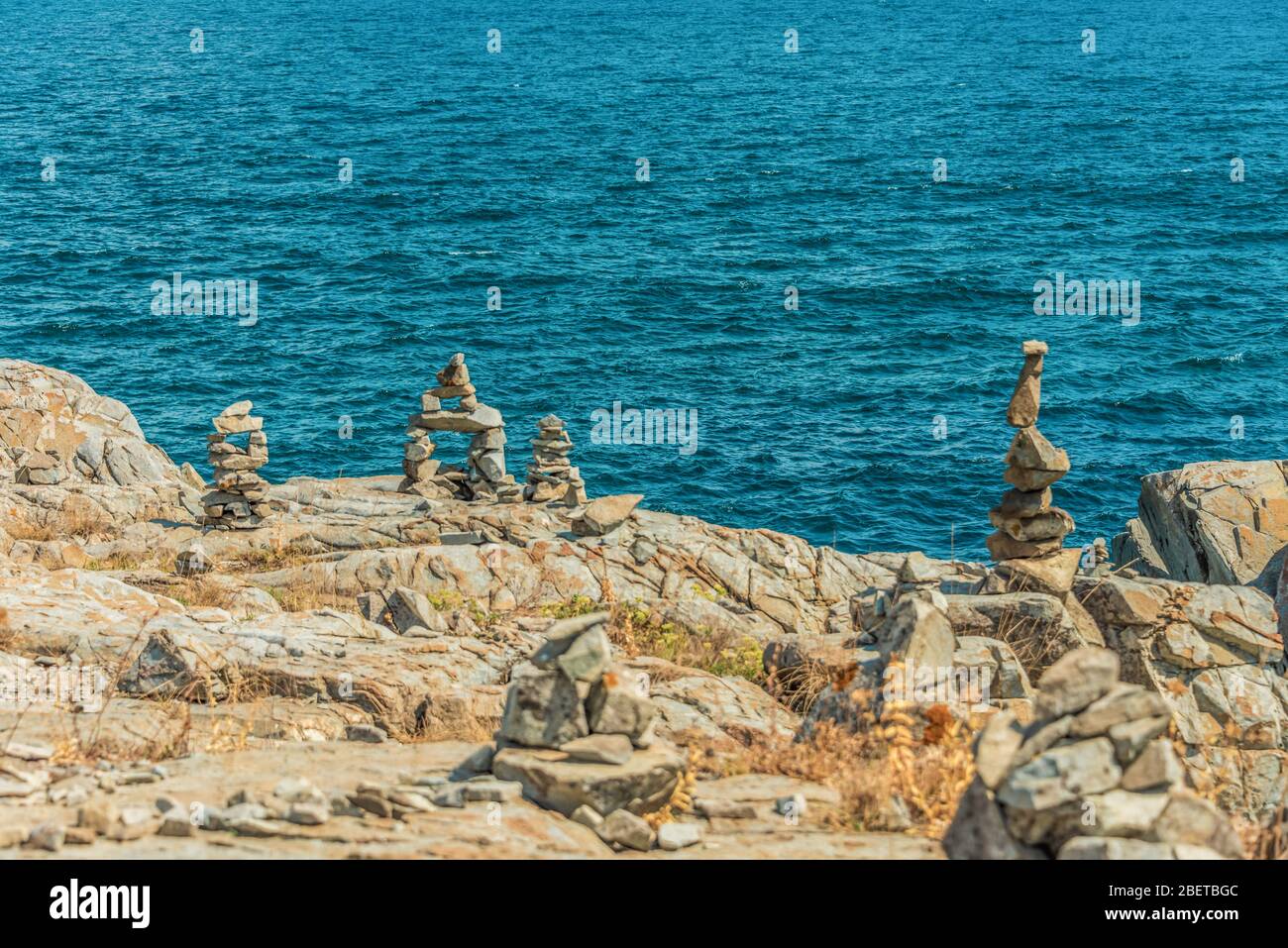 Belle sculture in pietra di artista sconosciuto realizzate dalla spiaggia più bella della costa meridionale del Mar Nero a Silistar, Rezovo, Bulgaria Foto Stock