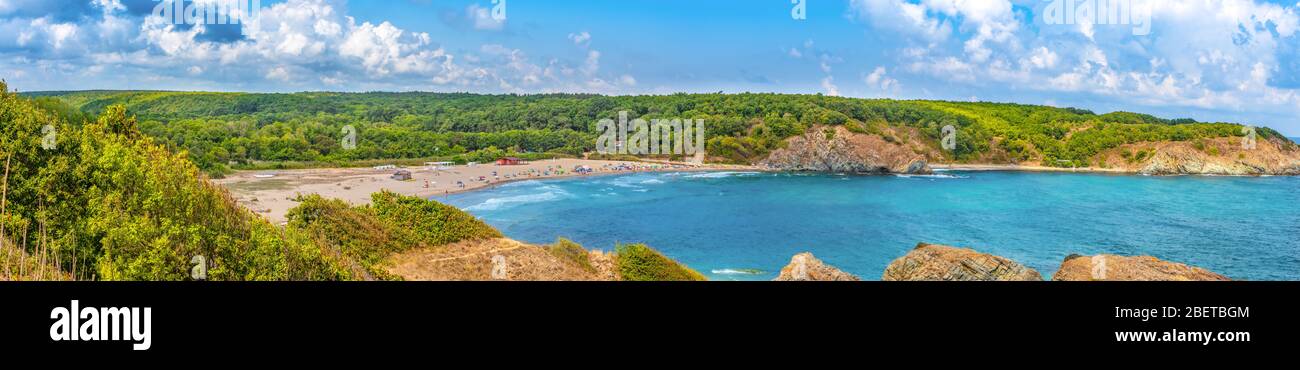 Onde e sabbia soffice sulla spiaggia più bella della costa meridionale del Mar Nero a Silistar, Rezovo, Bulgaria Foto Stock