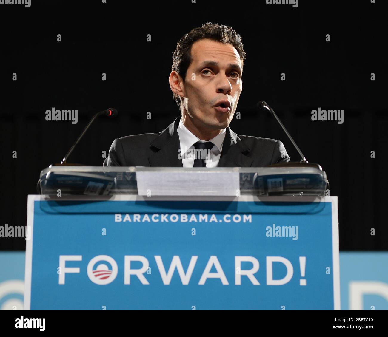 MIAMI FL - 1 NOVEMBRE : Marc Anthony commenta un evento della campagna Grassroots al James L. Knight Center il 1 novembre 2012, a Miami, Florida. In rosso Foto Stock